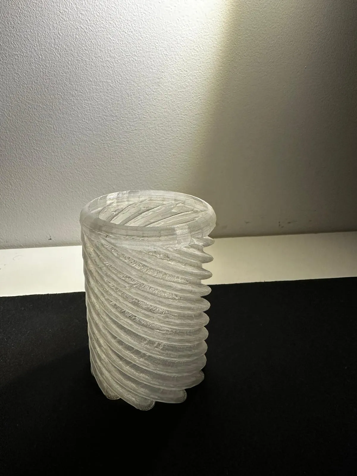 Bình hoa xoắn ốc độc đáo làm giá đỡ bút