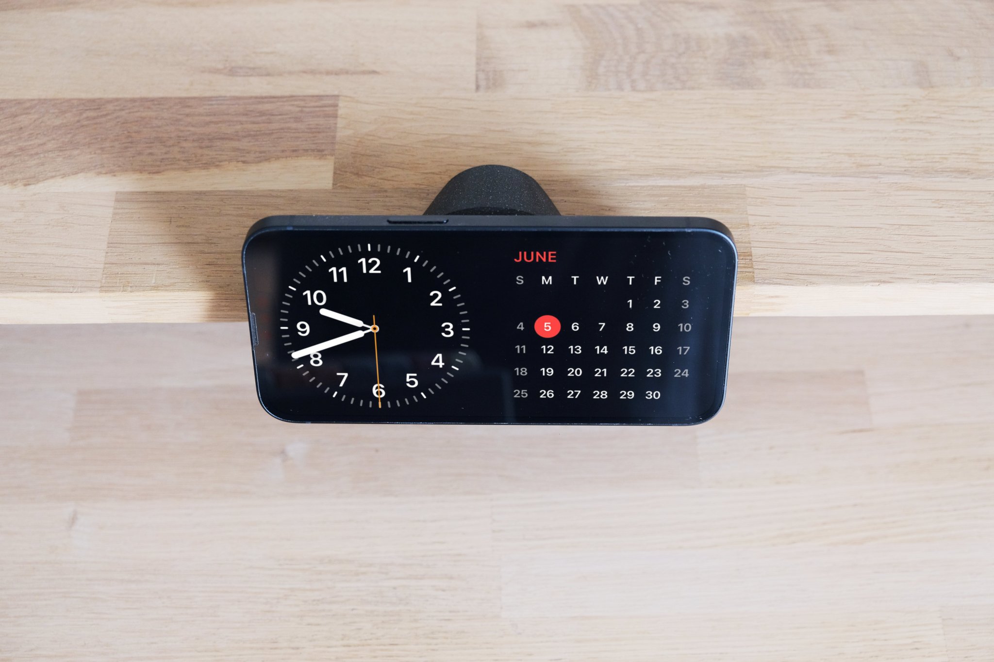 Kẹp sạc Magsafe cho iPhone trên bàn làm việc