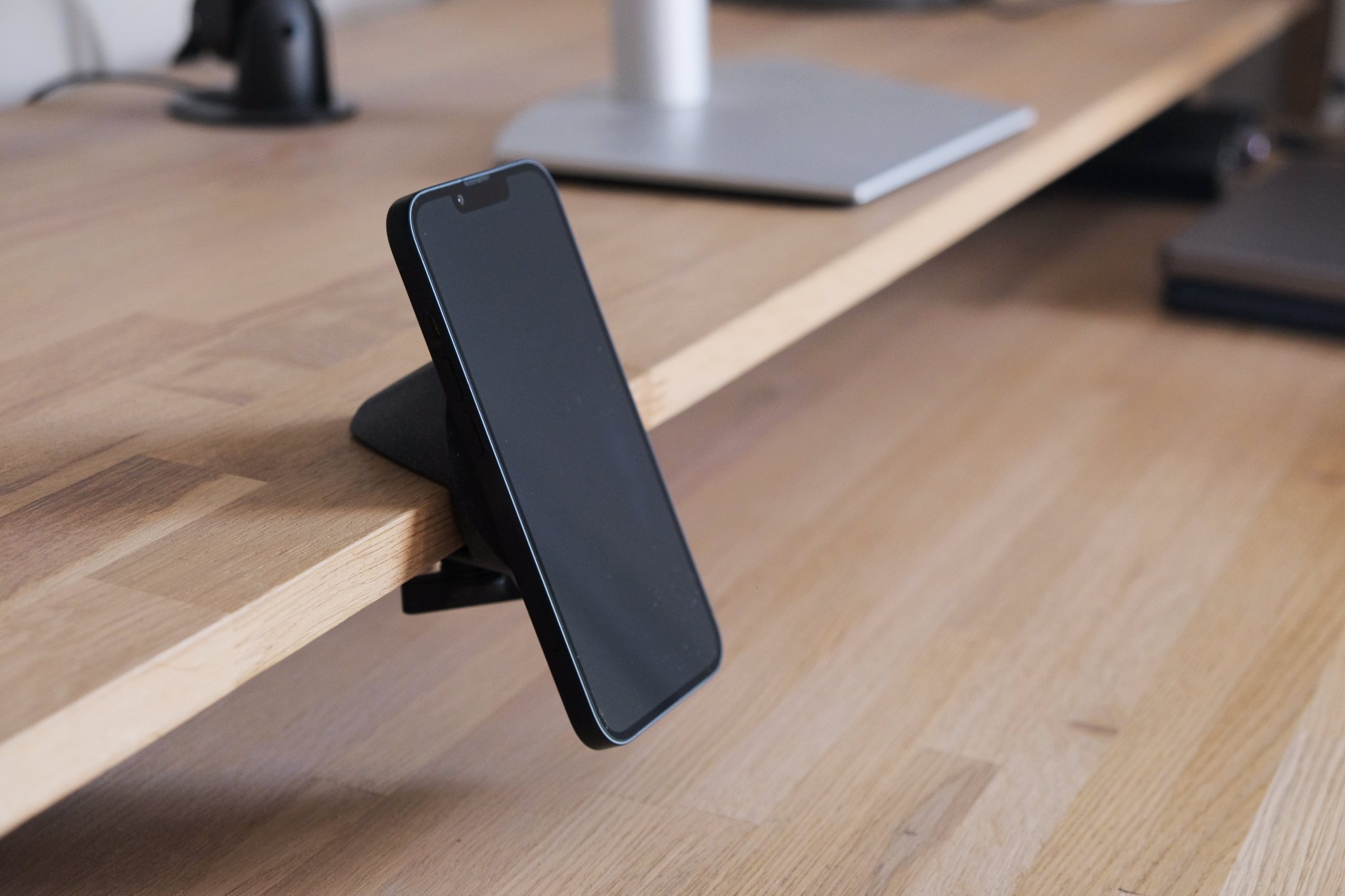 Kẹp sạc Magsafe cho iPhone trên bàn làm việc