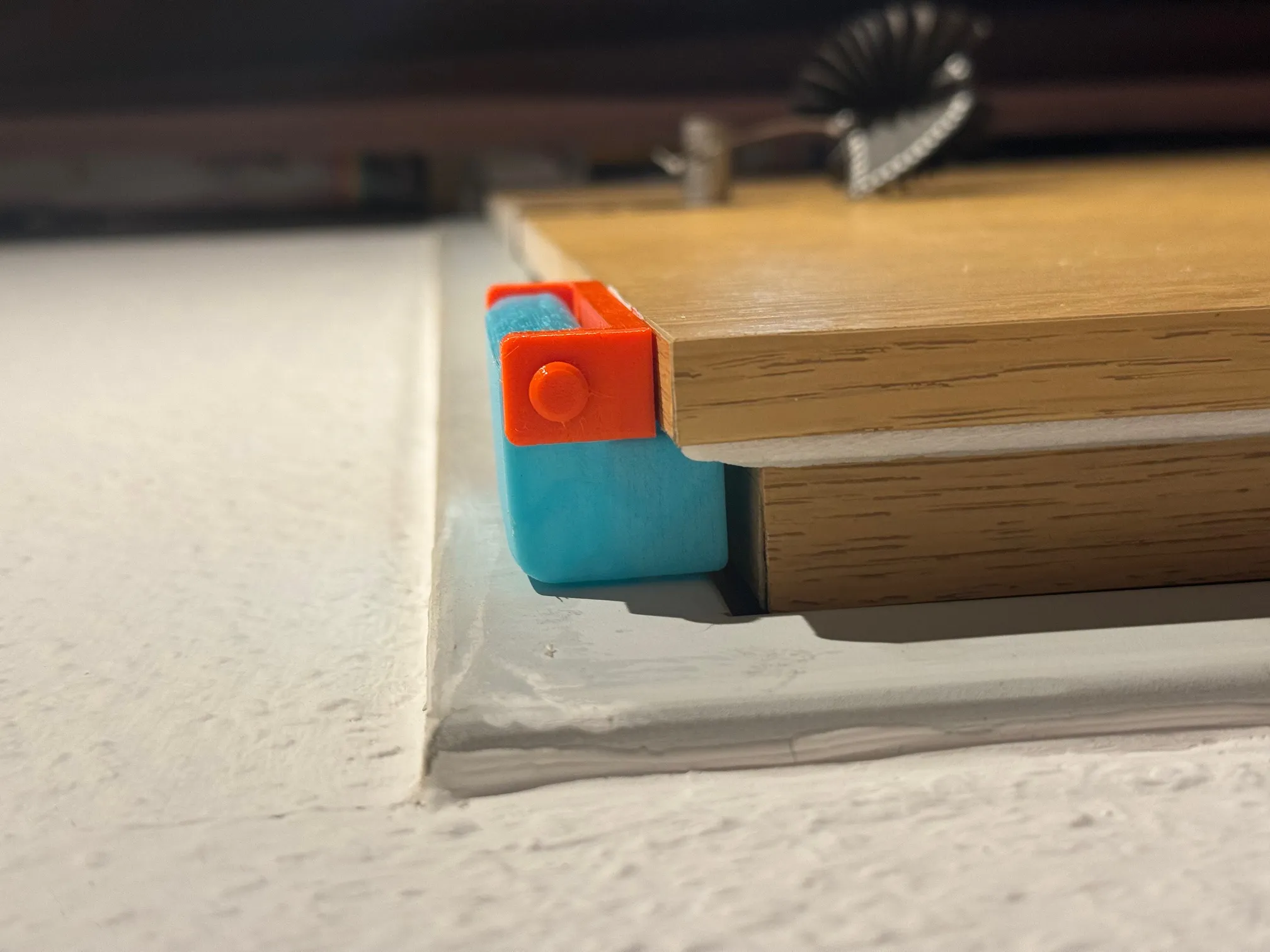 Thiết bị chống khóa cửa đơn giản bằng TPU