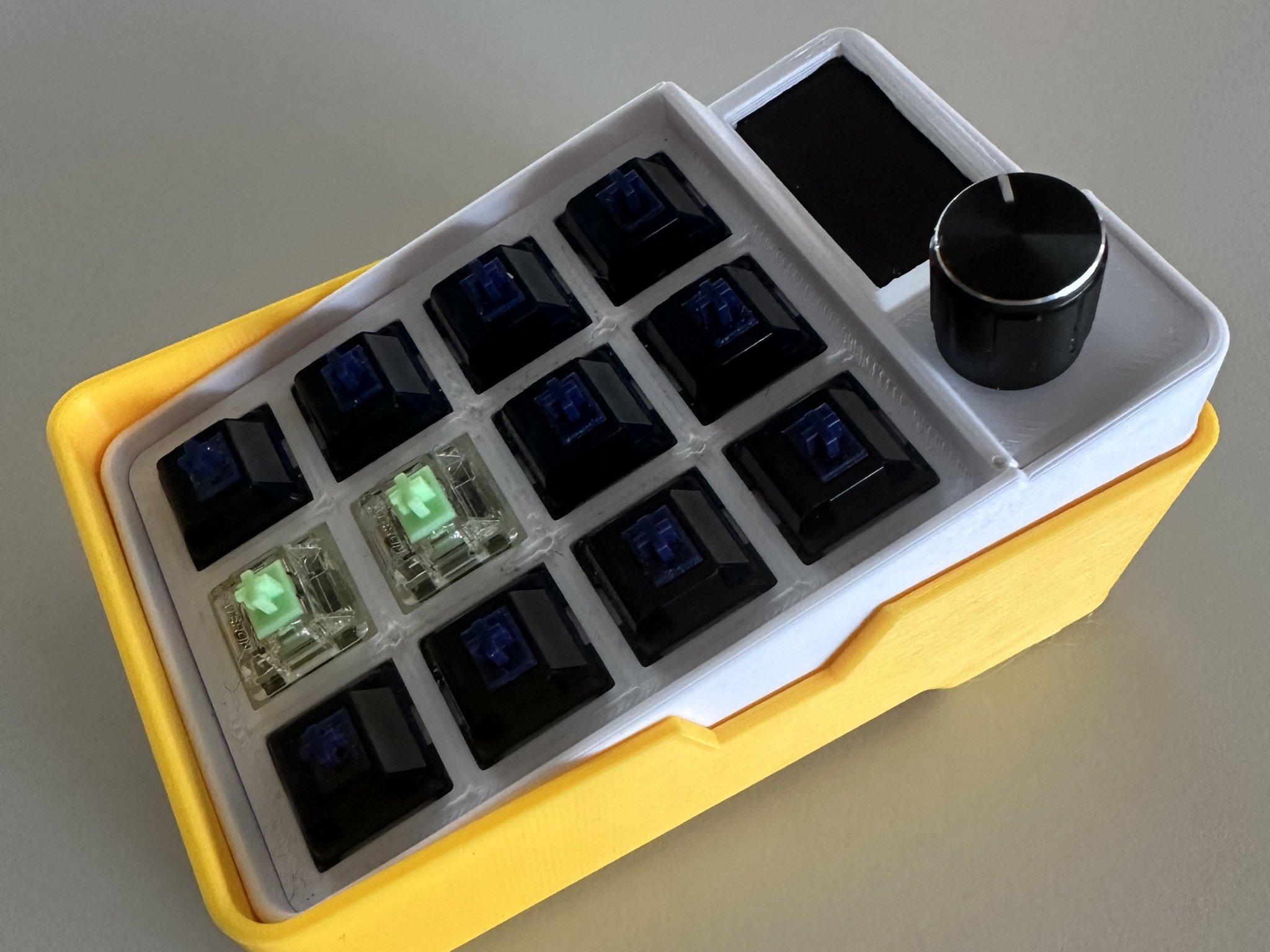 Nắp bảo vệ và giá đỡ cho Adafruit Macropad RP2040