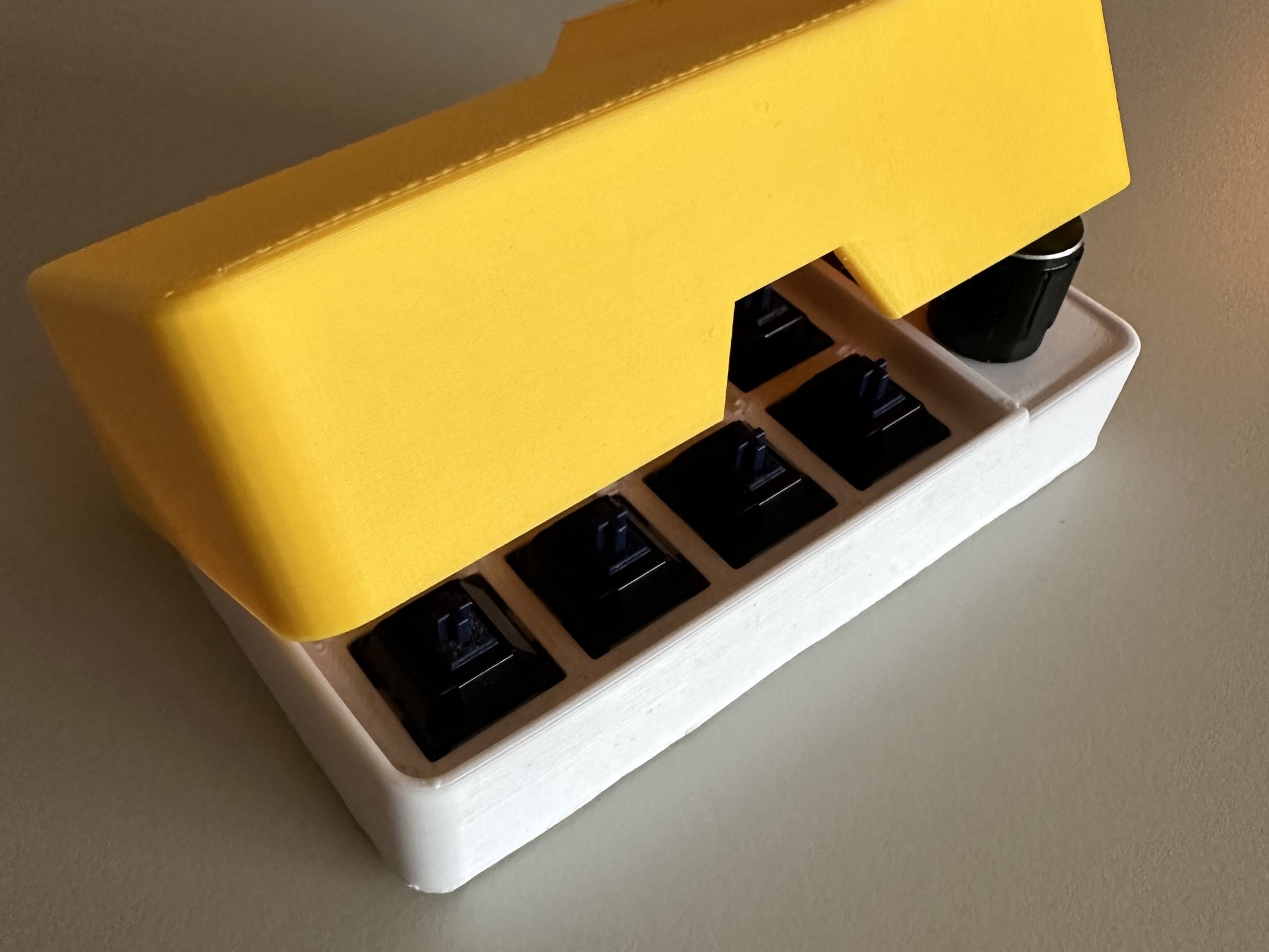 Nắp bảo vệ và giá đỡ cho Adafruit Macropad RP2040