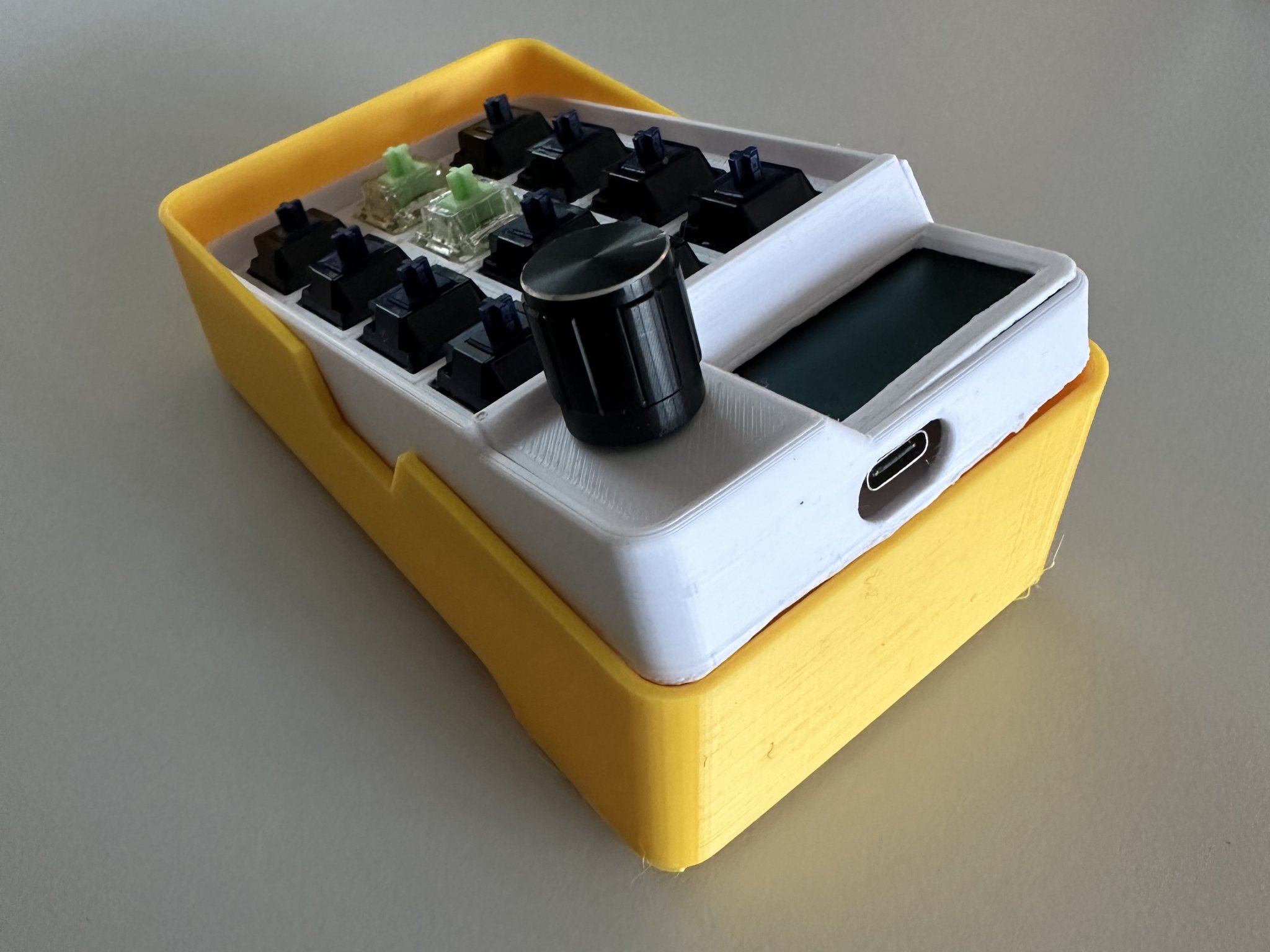 Nắp bảo vệ và giá đỡ cho Adafruit Macropad RP2040