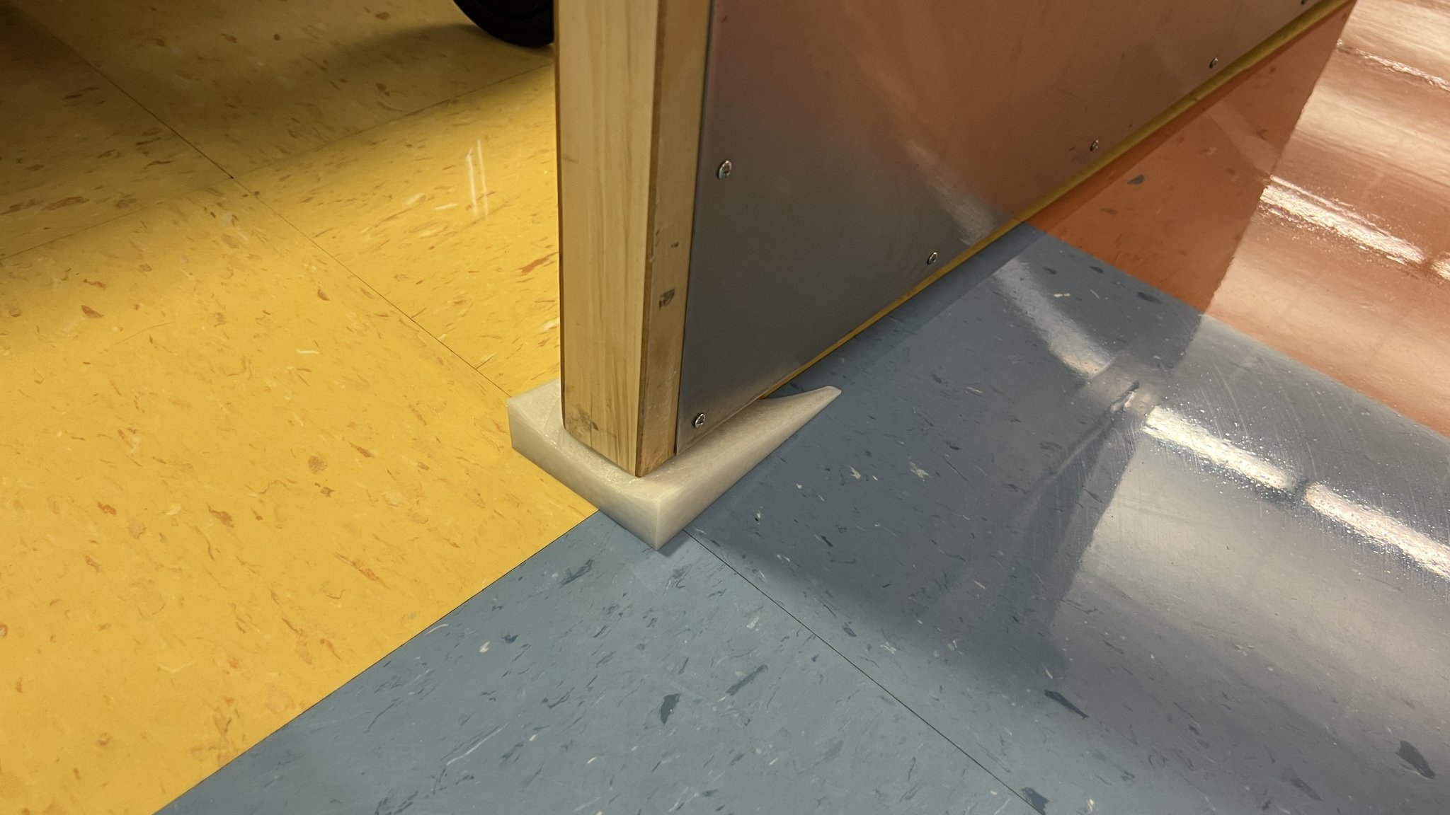 Bộ chặn cửa thiết kế đặt ở cạnh cửa để tránh bị đá...