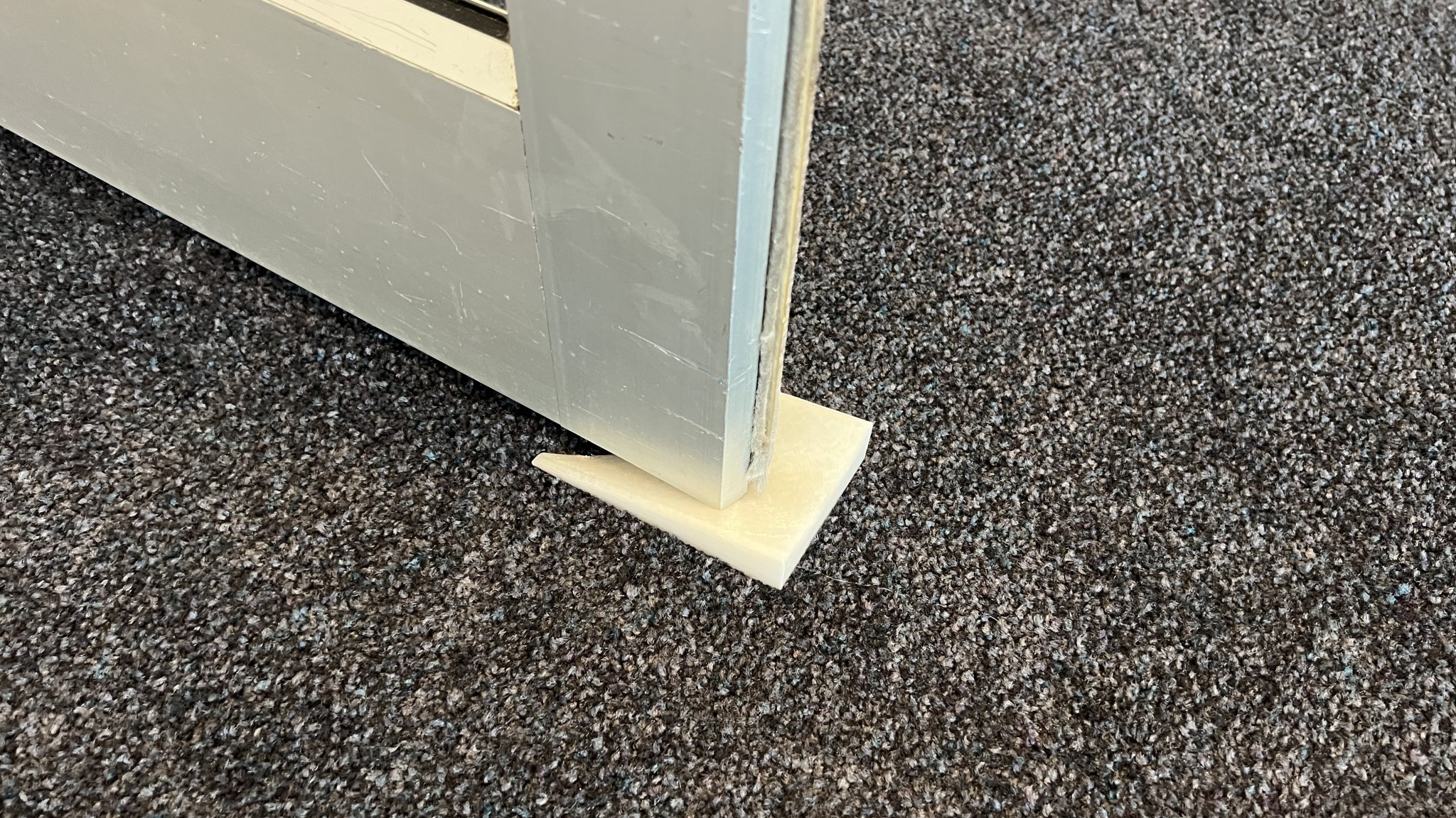 Bộ chặn cửa thiết kế đặt ở cạnh cửa để tránh bị đá...