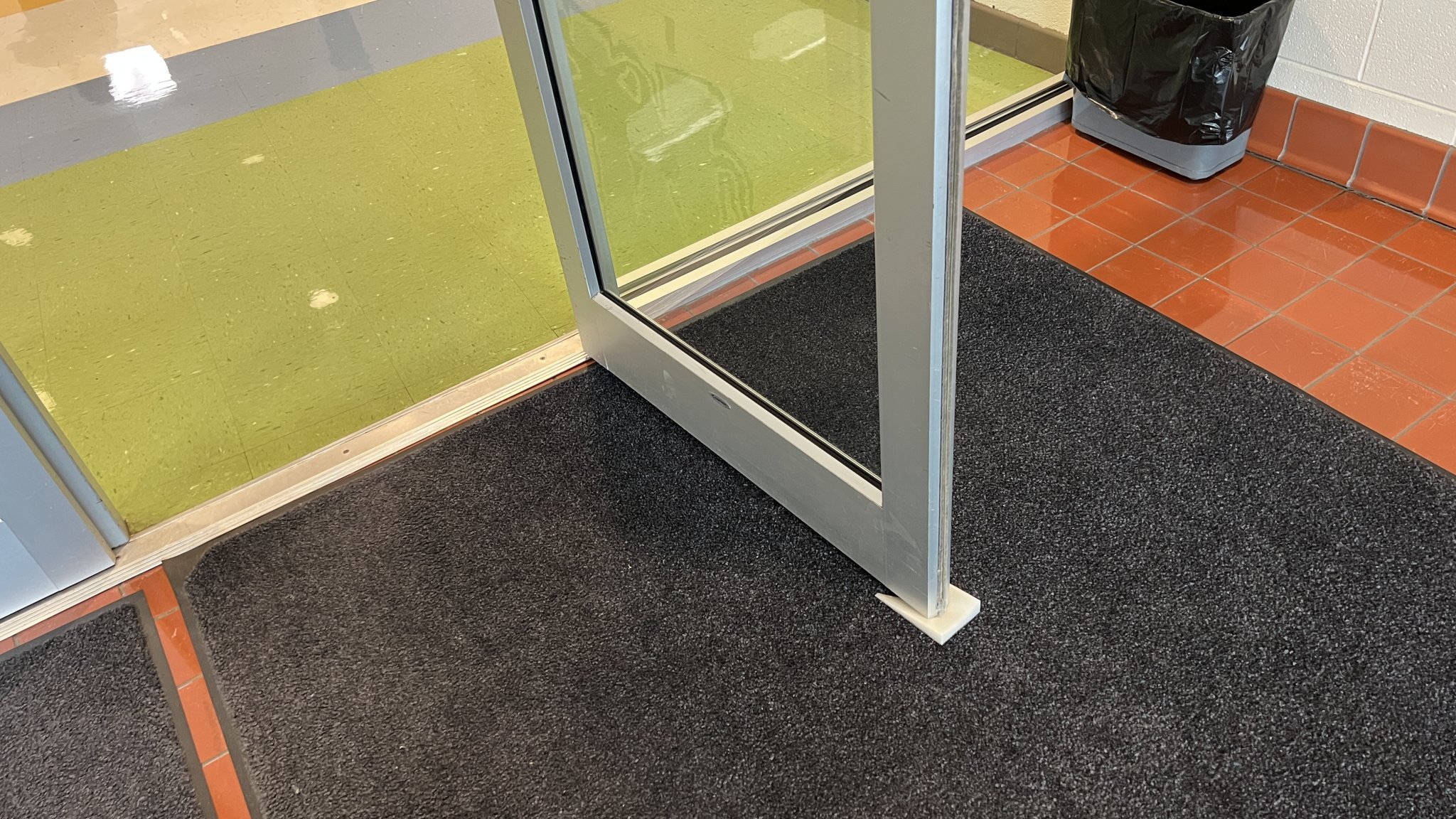 Bộ chặn cửa thiết kế đặt ở cạnh cửa để tránh bị đá...