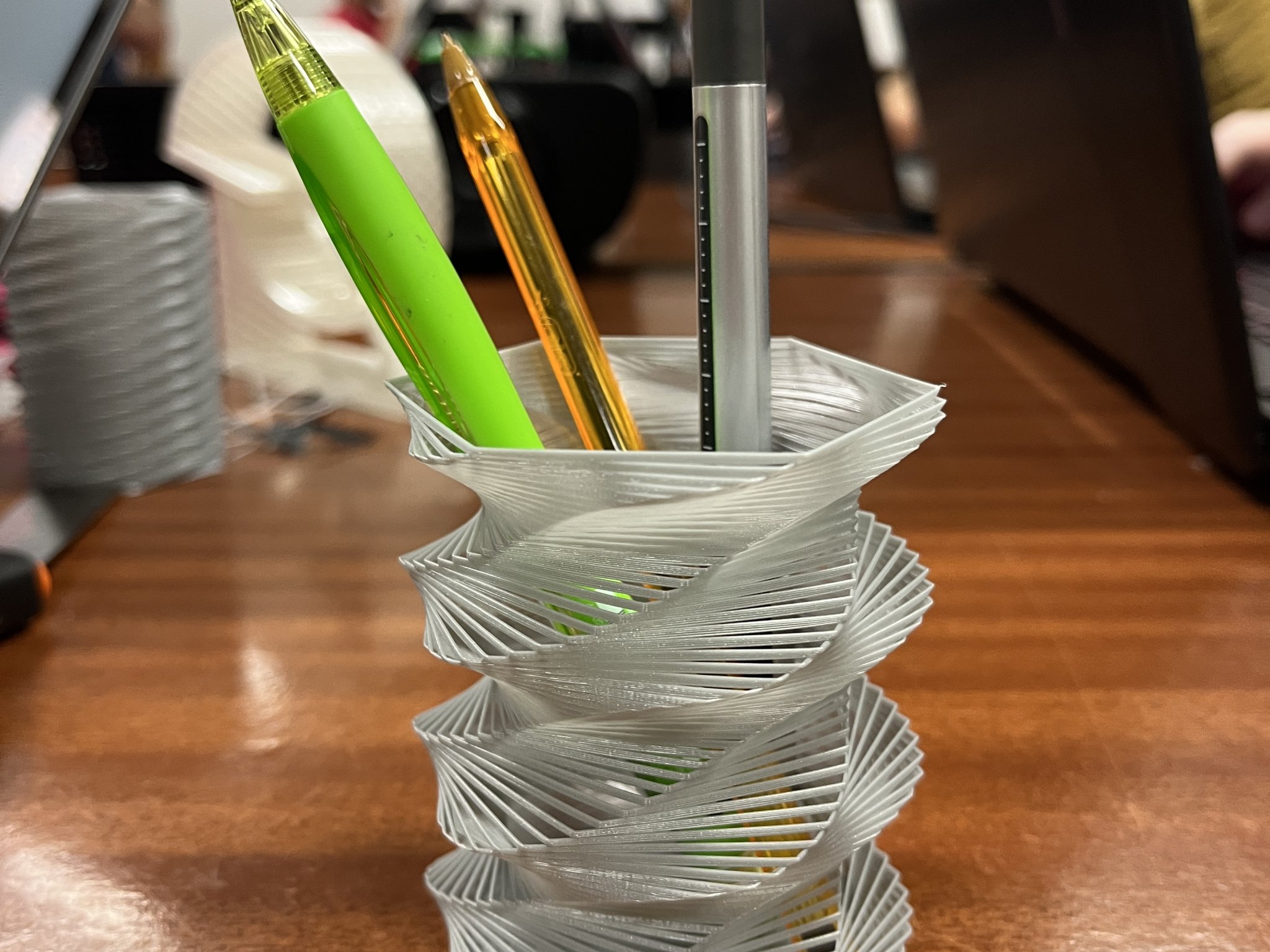 Bình hoa xoắn ốc độc đáo cho không gian sống và làm việc