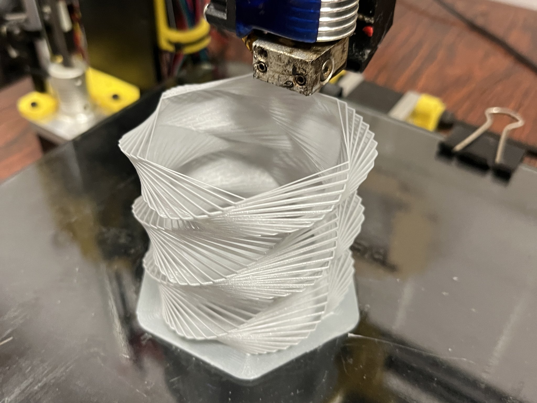 Bình hoa xoắn ốc độc đáo cho không gian sống và làm việc