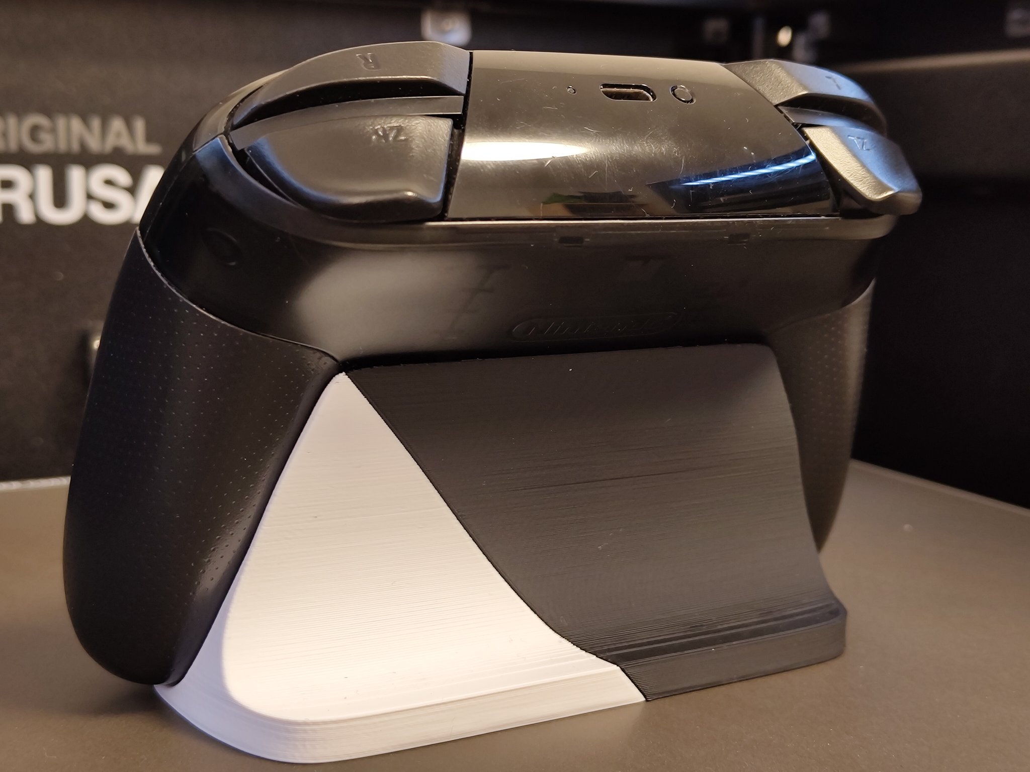 Giá đỡ tay cầm Nintendo Switch Pro tối giản 2 màu