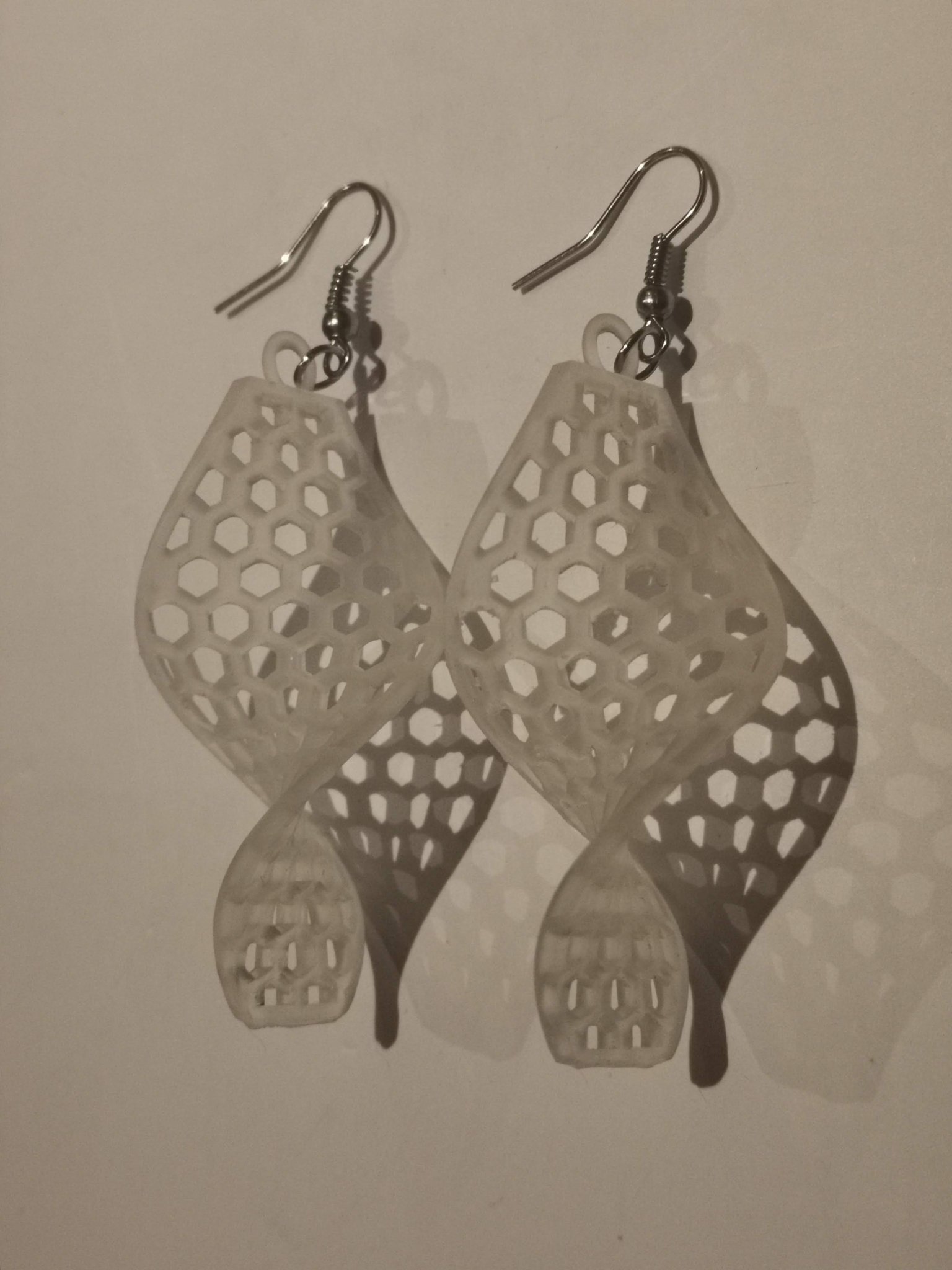 Bông tai xoắn hình tổ ong độc đáo