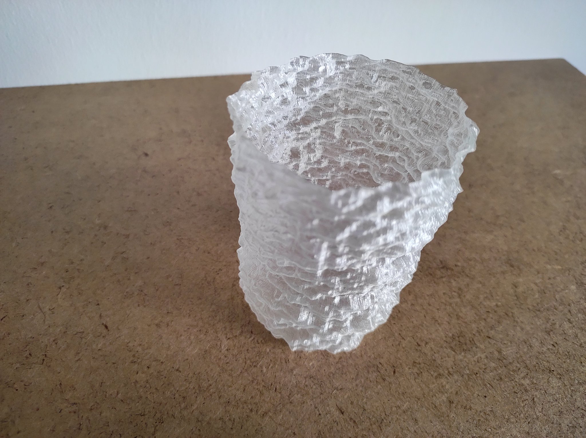 Bình hoa xoắn ốc với họa tiết Perlin noise