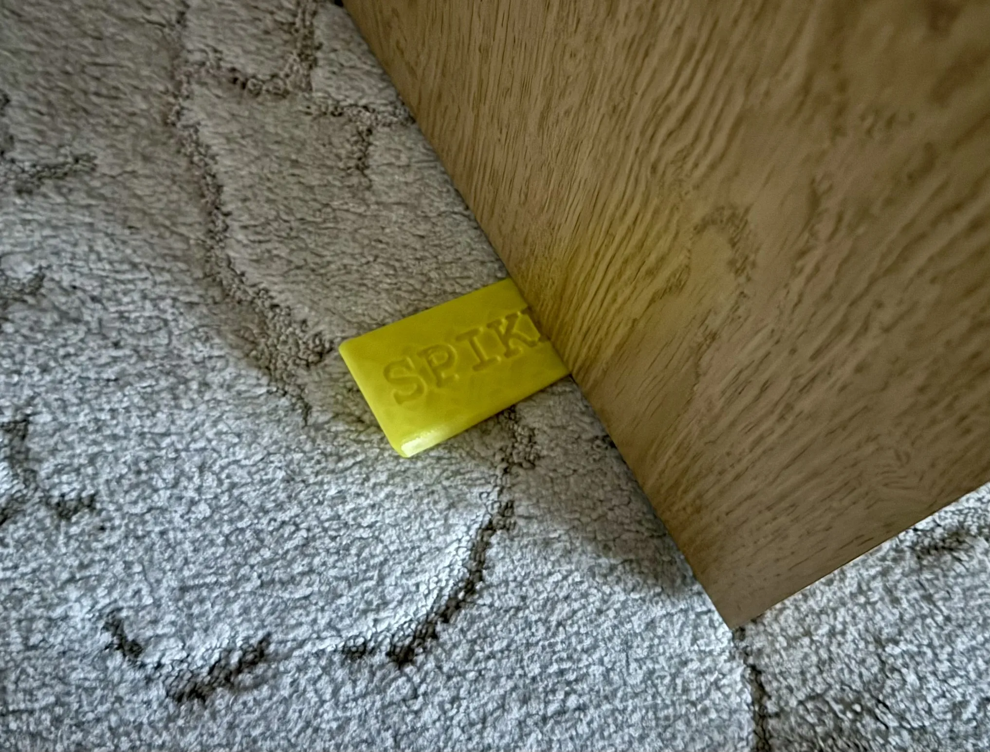 Chặn cửa cho thảm với đinh nhọn điều chỉnh được