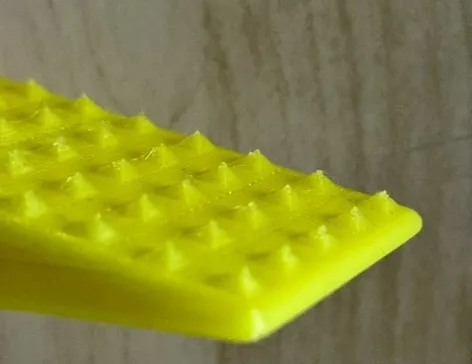 Chặn cửa cho thảm với đinh nhọn điều chỉnh được