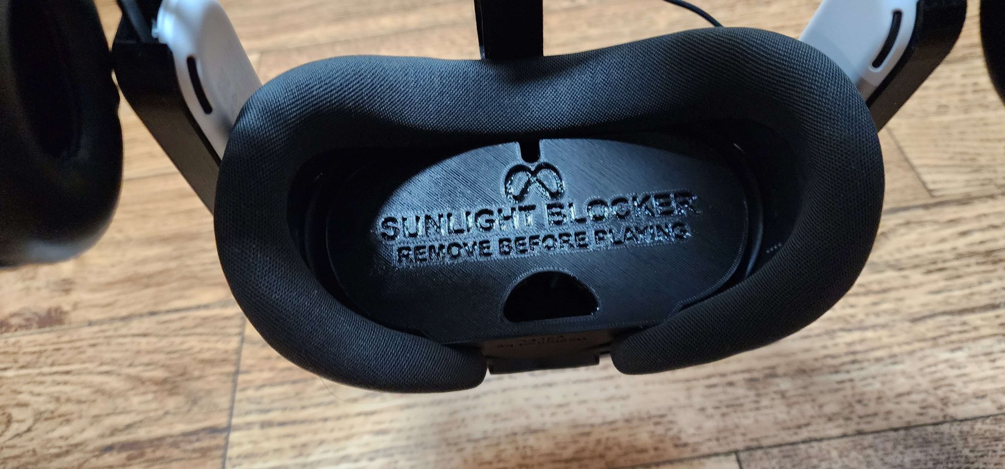 Nắp kính cho Meta Quest 3 với giao diện mặt mặc định