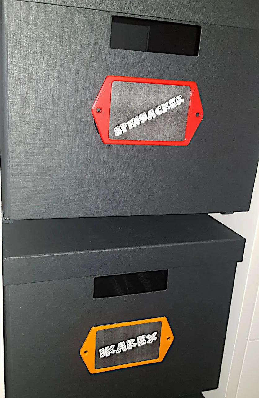 Giá đỡ nhãn dán đơn giản dễ dàng gắn vào