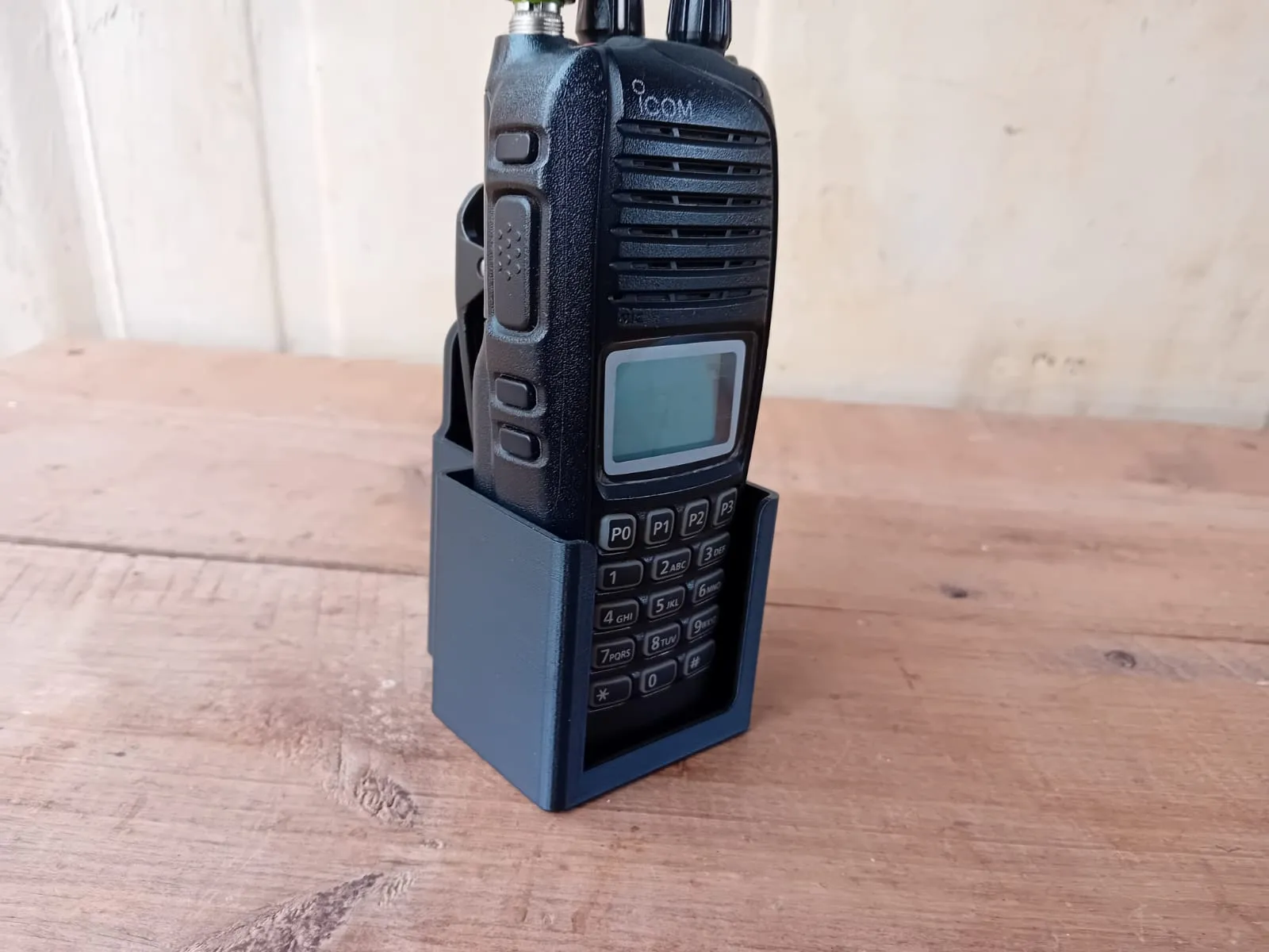 Giá đỡ radio ICOM gắn tường tiện lợi