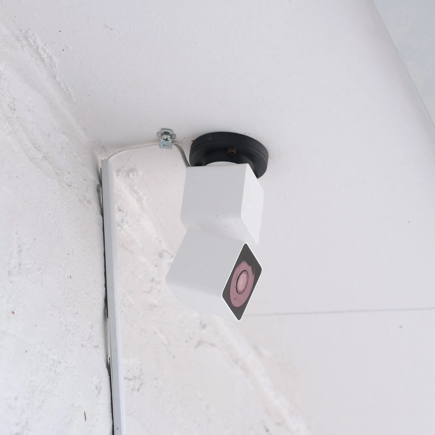 Giá đỡ camera ATOM Cam Swing lắp trên mái hiên