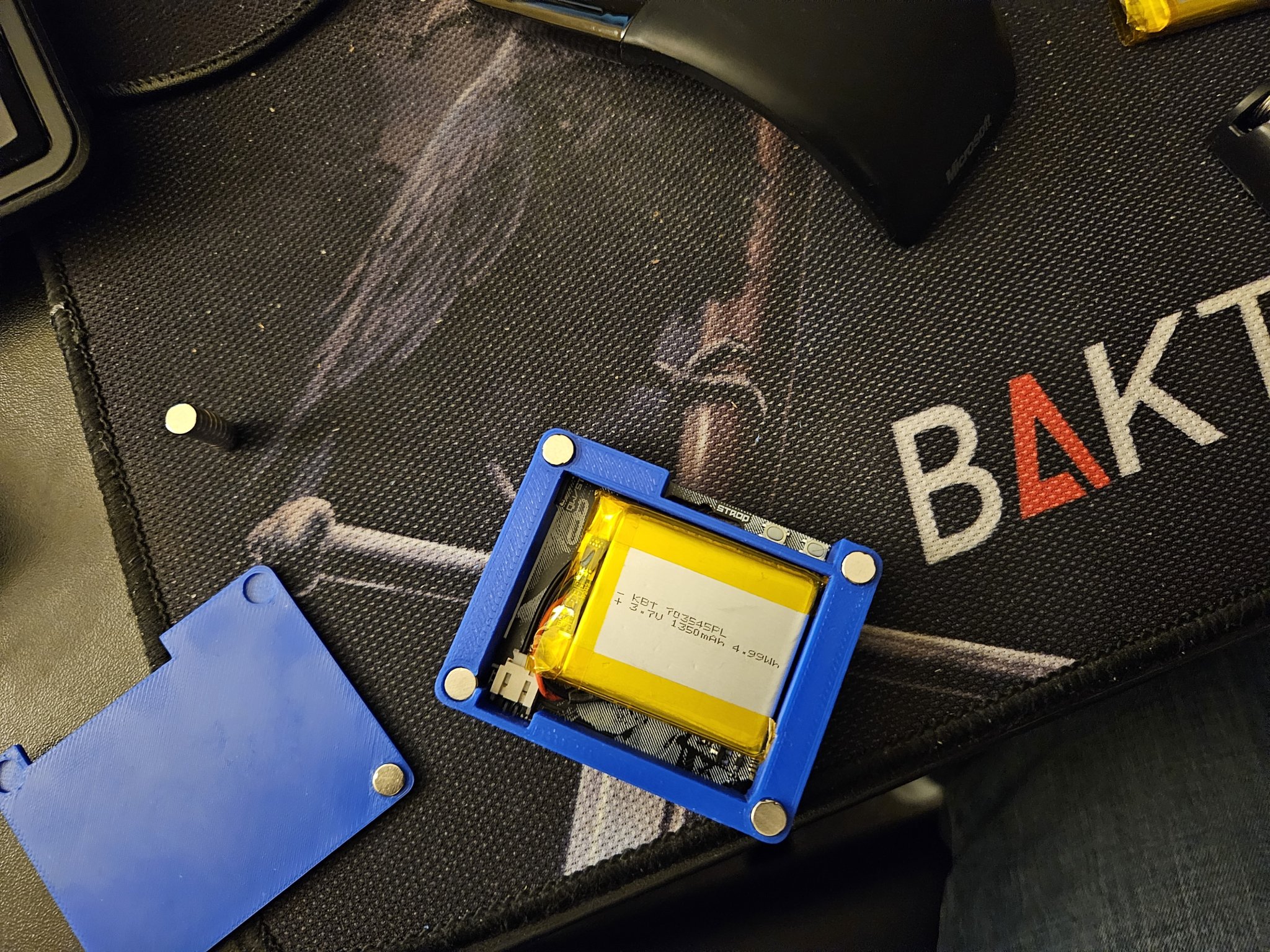 Hộp đựng huy hiệu Tufty 2040 với nam châm hỗ trợ