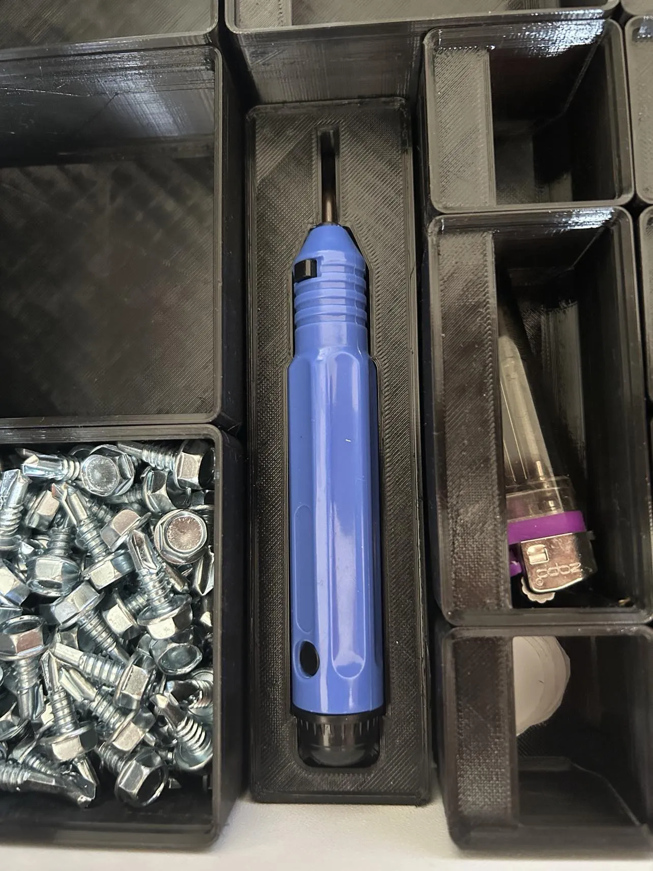 Giá đỡ công cụ làm nhẵn Gridfinity với lỗ cho lưỡi cắt