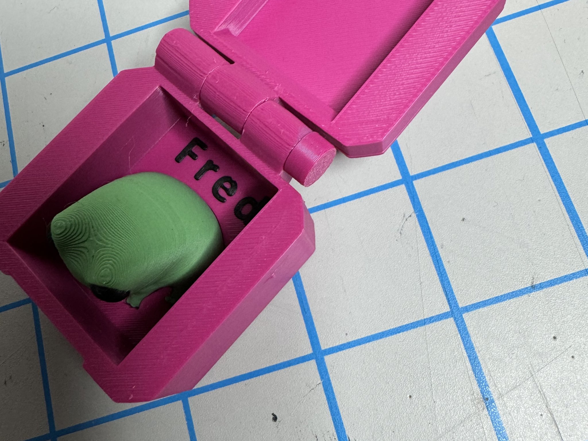 **Chốt bản lề cho hộp của Fred The Frog**