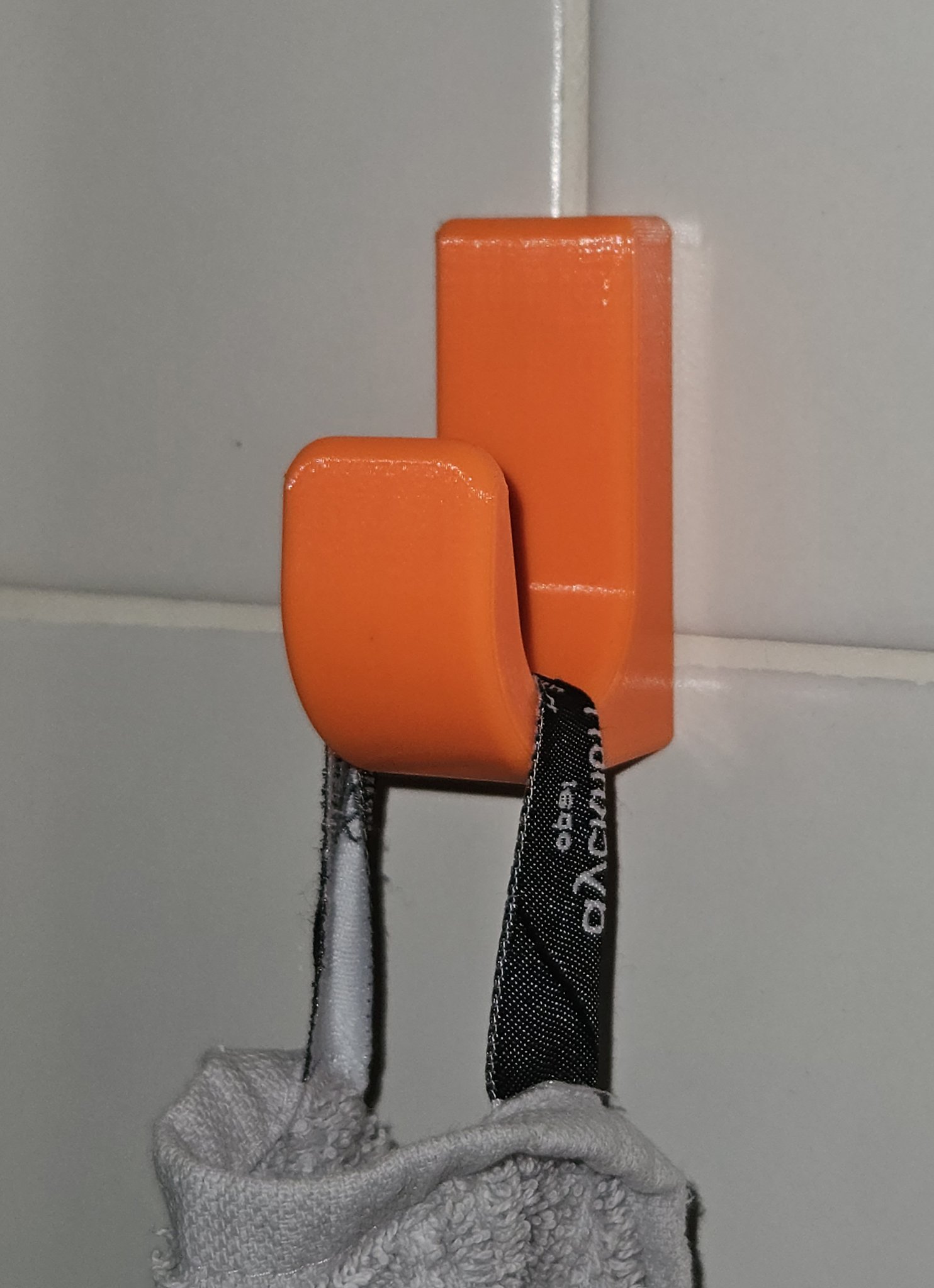 Móc treo tường với thiết kế ẩn vít chắc chắn