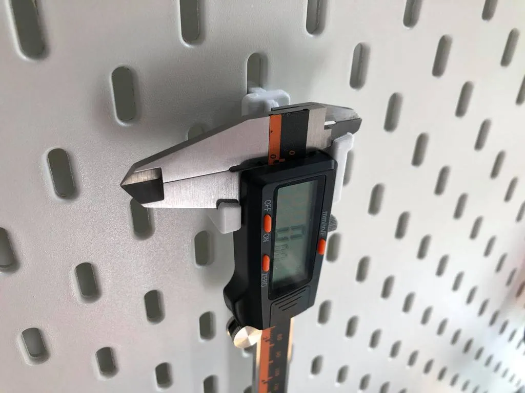 Giá đỡ thước kẹp kỹ thuật số cho bảng treo IKEA Skadis