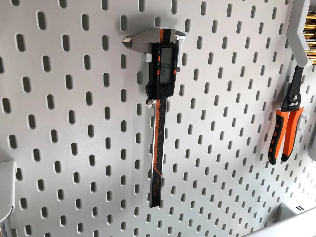 Giá đỡ thước kẹp kỹ thuật số cho bảng treo IKEA Skadis