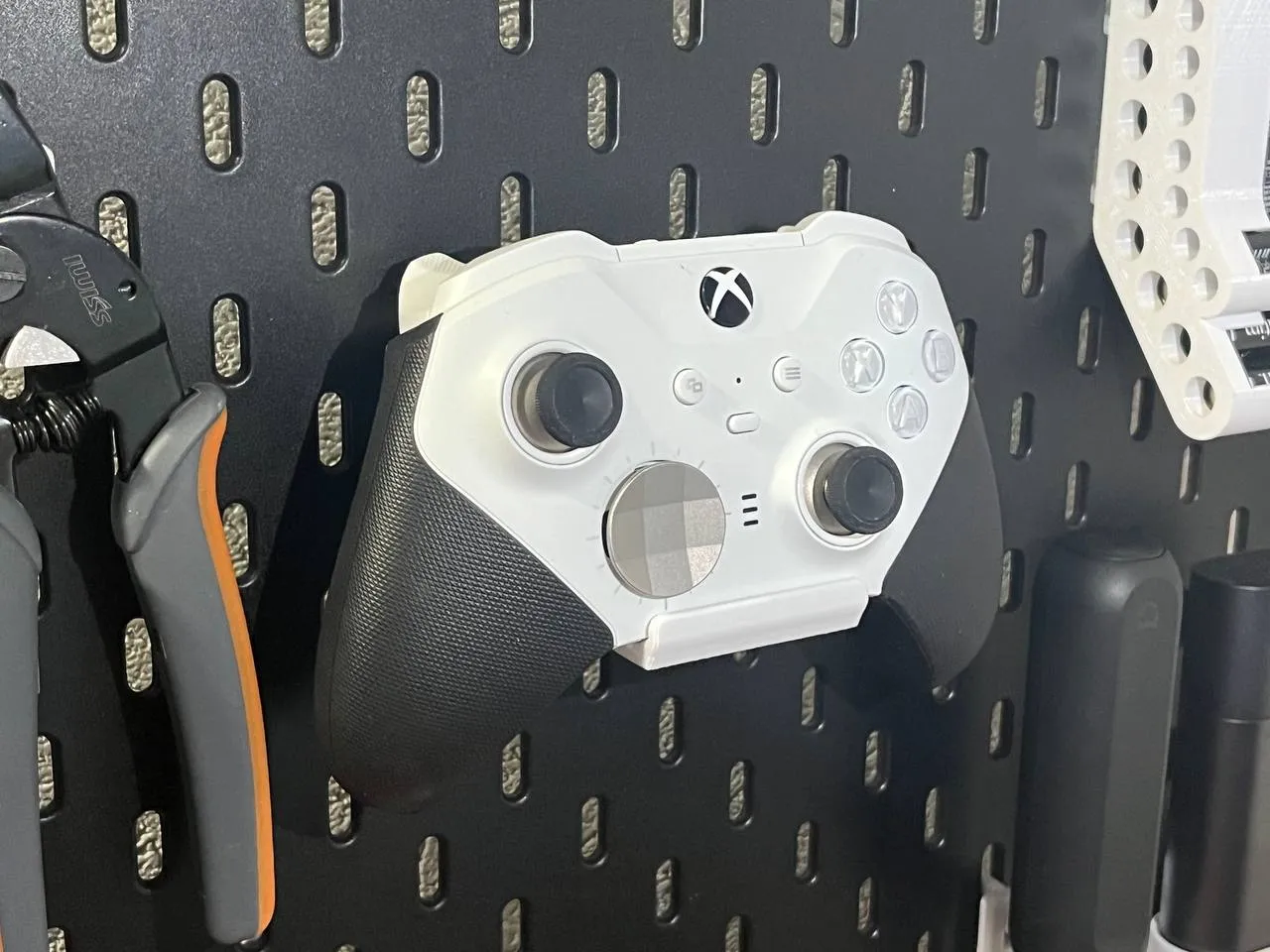 Giá đỡ tay cầm Xbox Elite cho bảng ghim IKEA Skadis