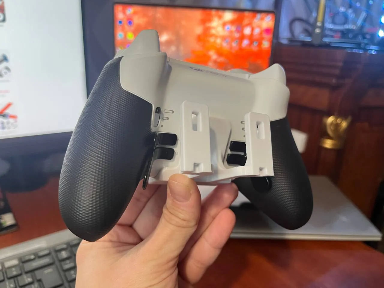 Giá đỡ tay cầm Xbox Elite cho bảng ghim IKEA Skadis