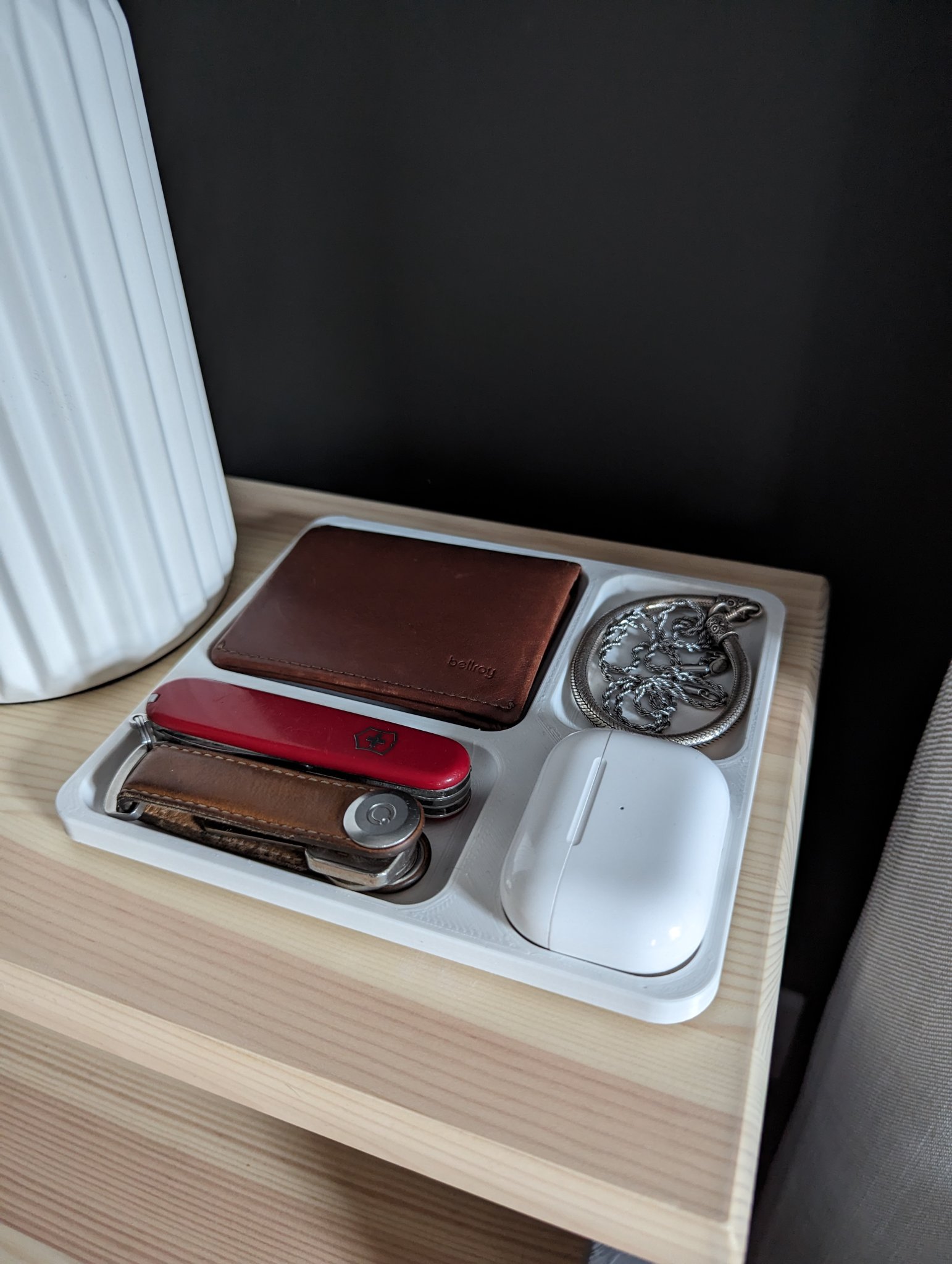 Giá để đồ cạnh giường cho chìa khóa và ví tiền