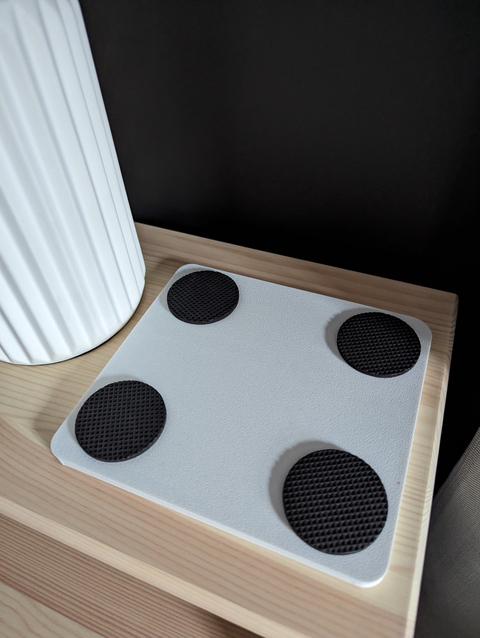 Giá để đồ cạnh giường cho chìa khóa và ví tiền