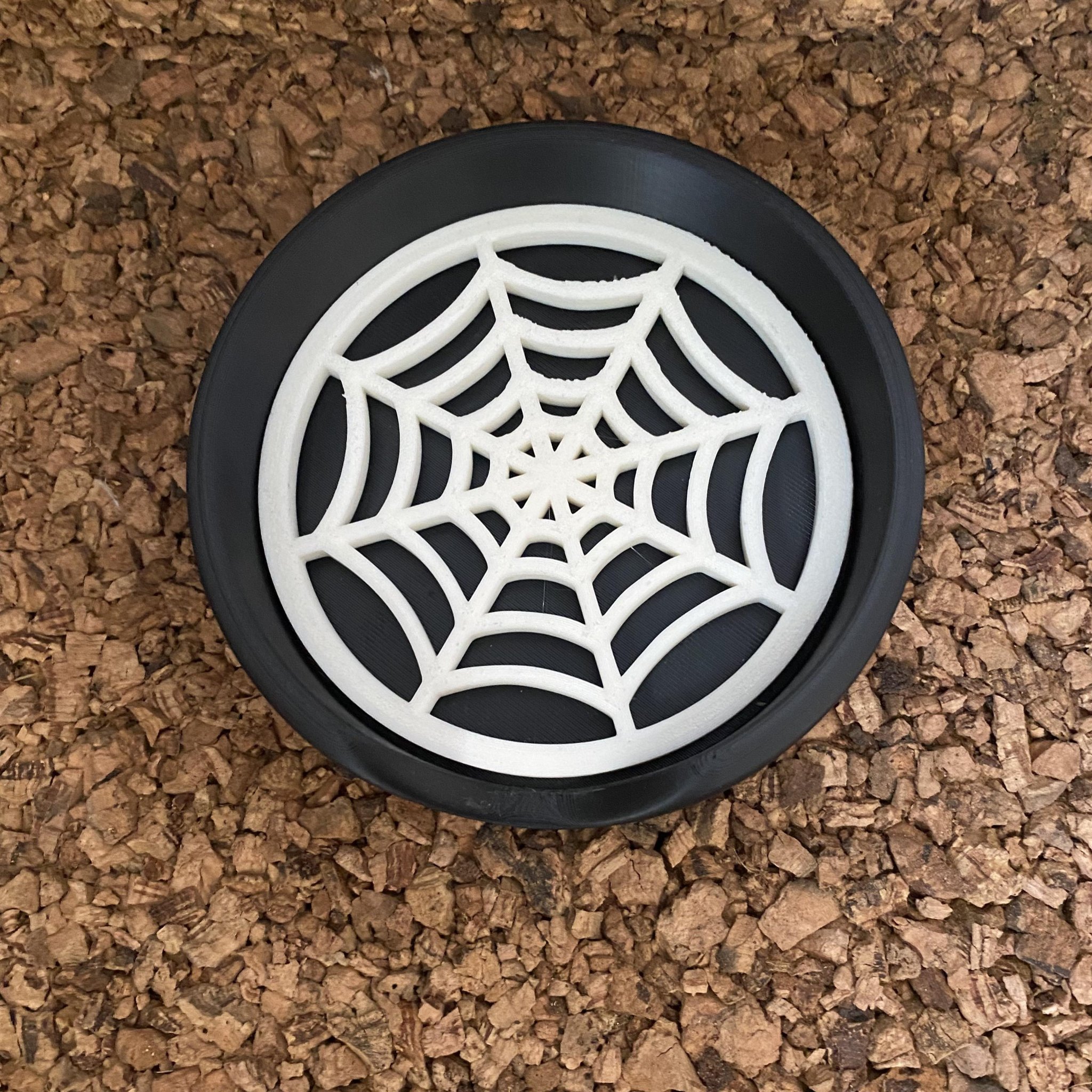 Đế lót ly hình mạng nhện cho mùa Halloween