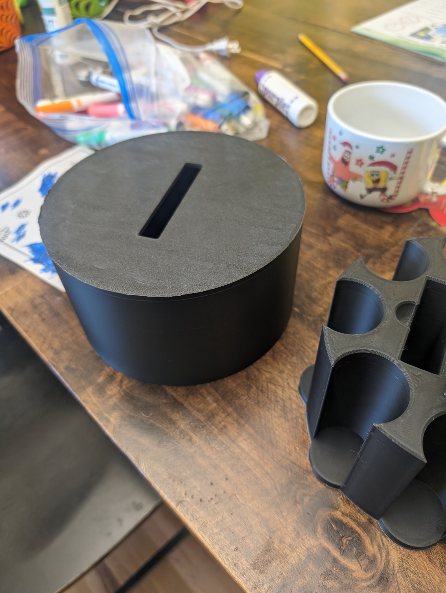 Hộp đựng bộ bài và chip poker chắc chắn