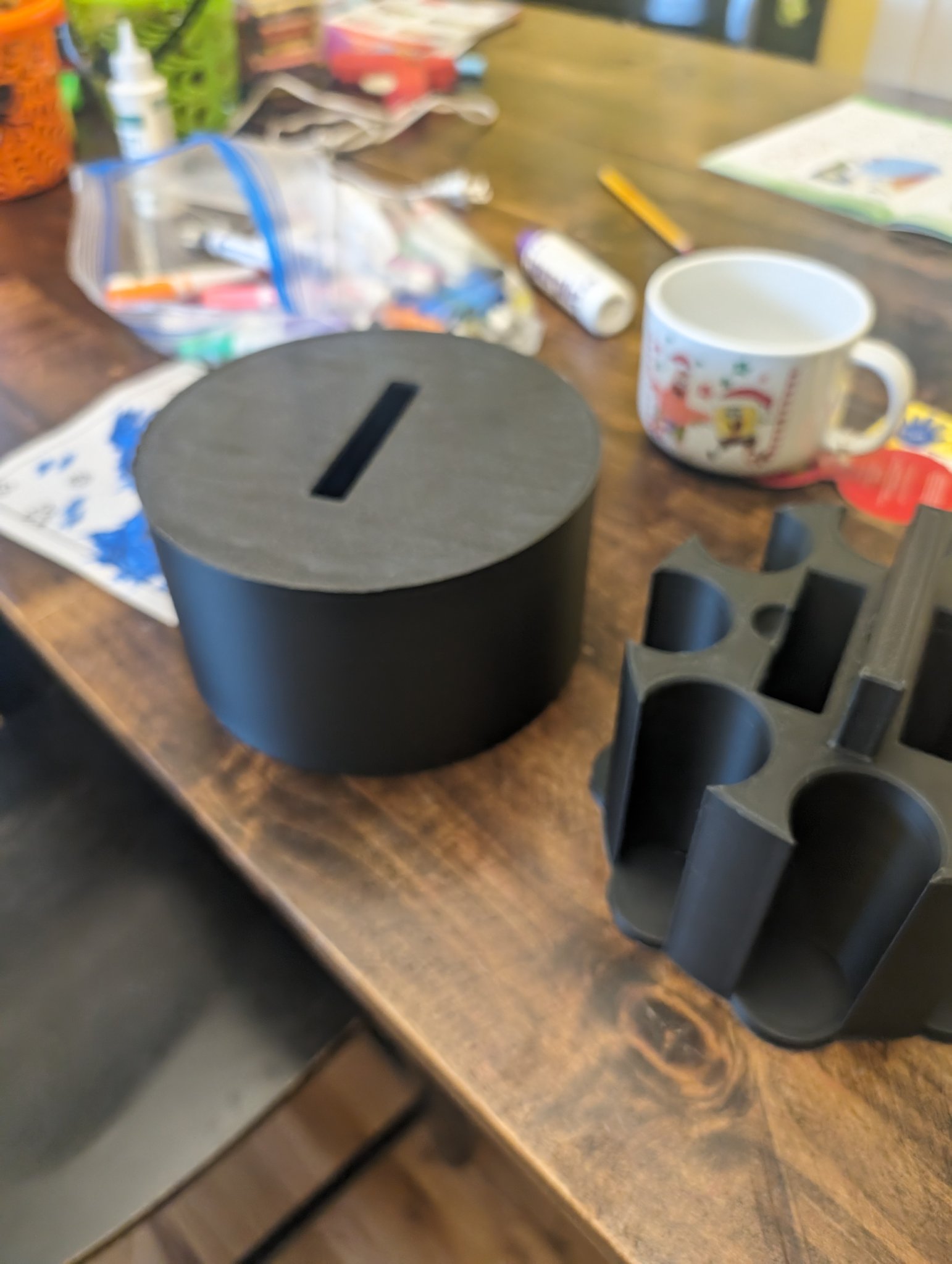 Hộp đựng bộ bài và chip poker chắc chắn