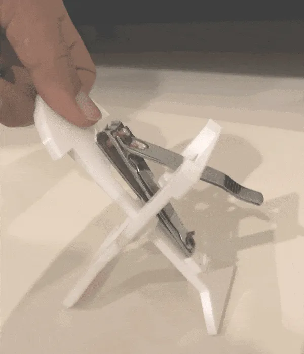 Giá đỡ cắt móng tay một tay cho người lớn tuổi