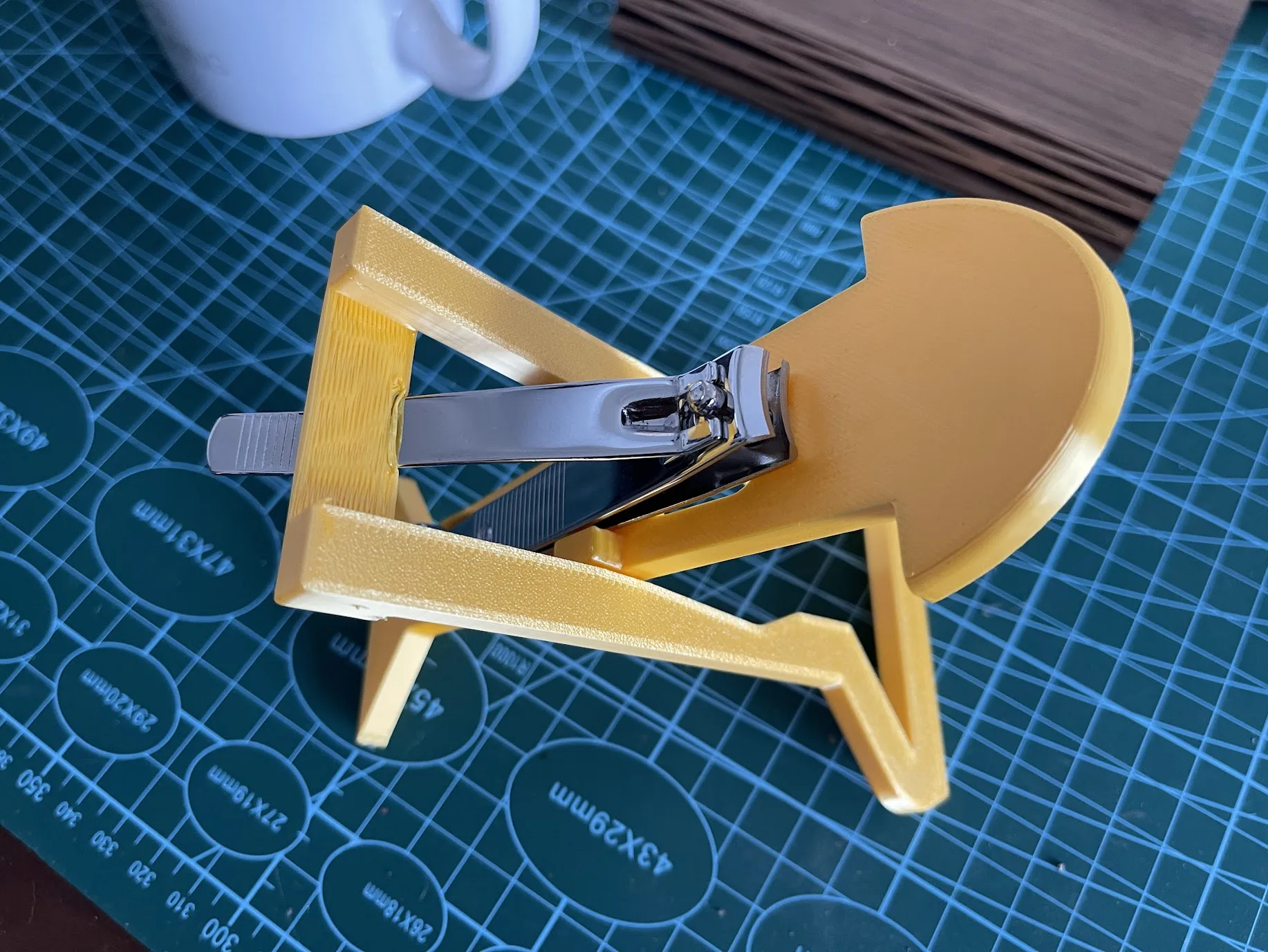 Giá đỡ cắt móng tay một tay cho người lớn tuổi