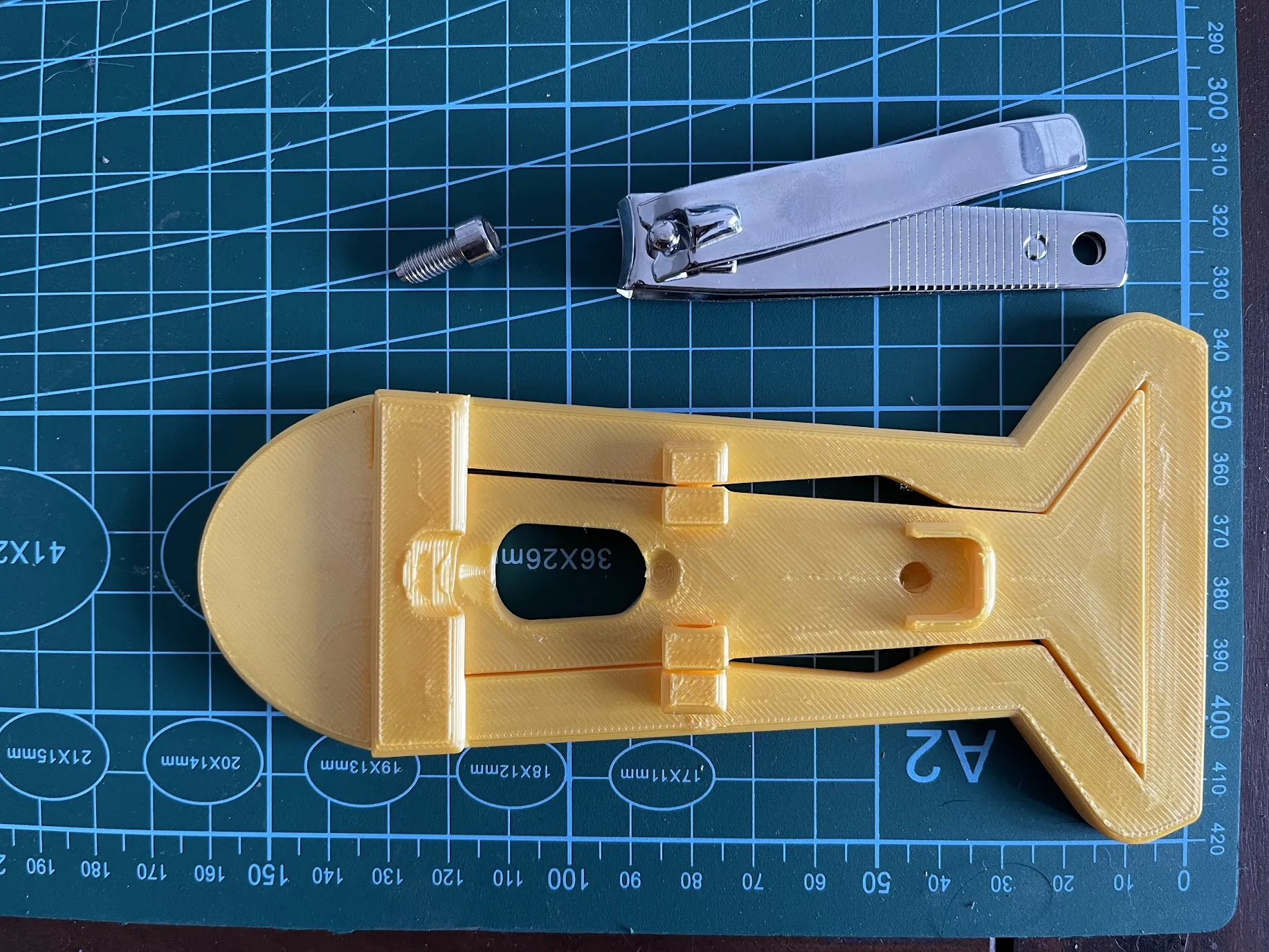 Giá đỡ cắt móng tay một tay cho người lớn tuổi