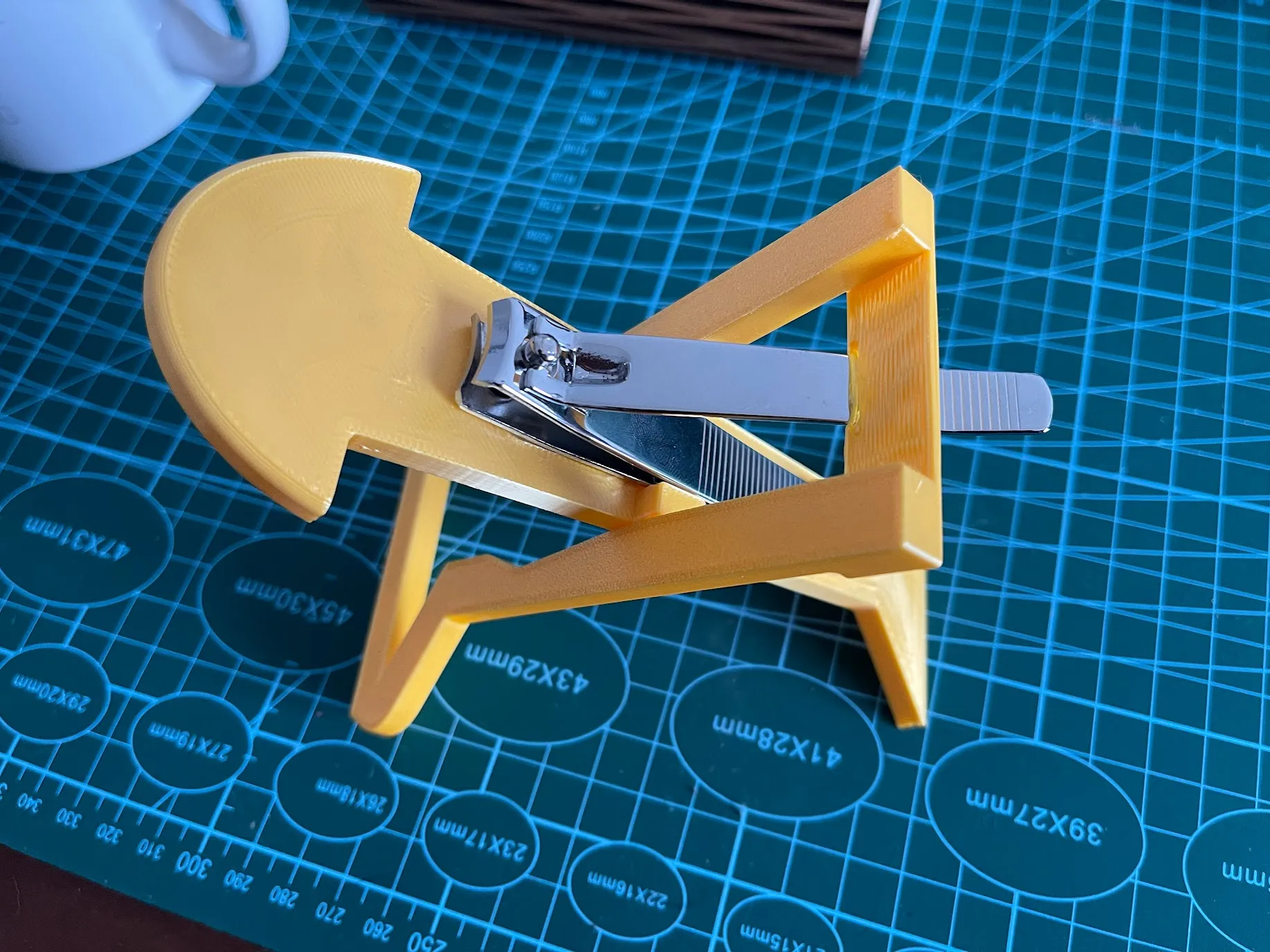 Giá đỡ cắt móng tay một tay cho người lớn tuổi