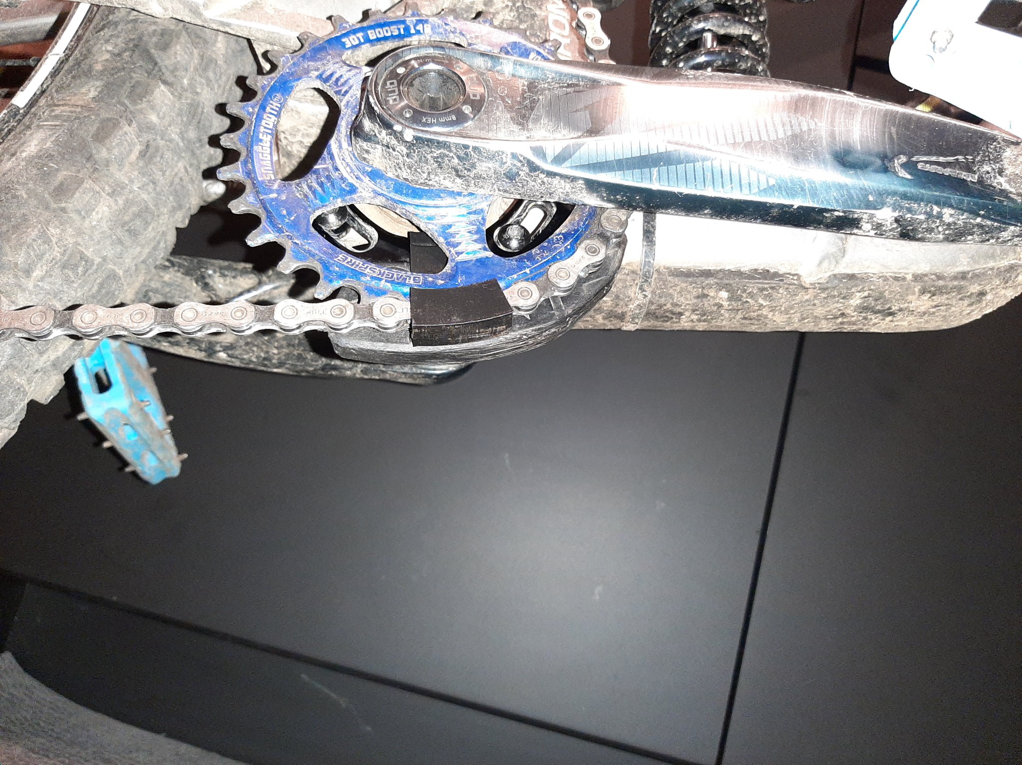 Hướng dẫn xích dưới gắn vào bảo vệ OneUp Bash