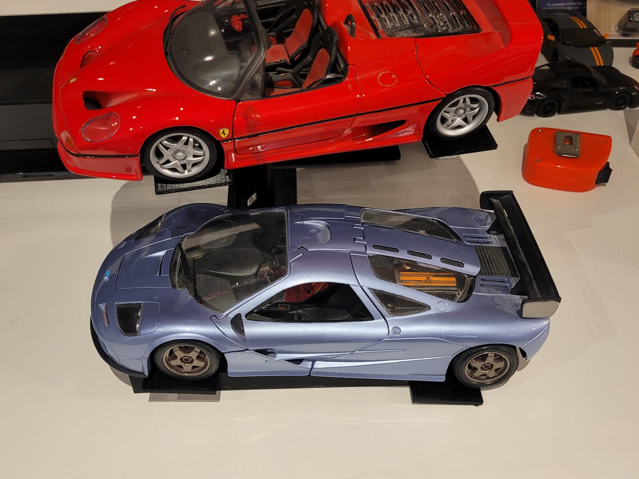 Giá đỡ trưng bày hai xe ô tô tỷ lệ 1/18