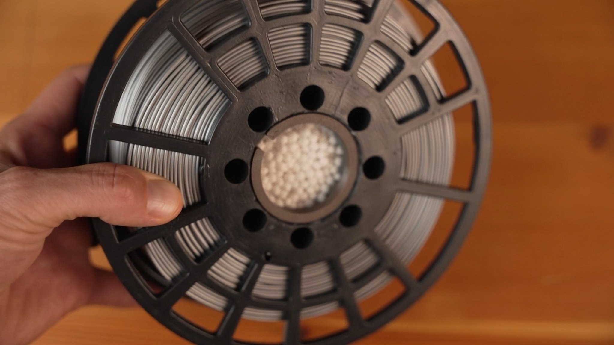 Kẹp giữ cho ống trong cuộn filament in 3D