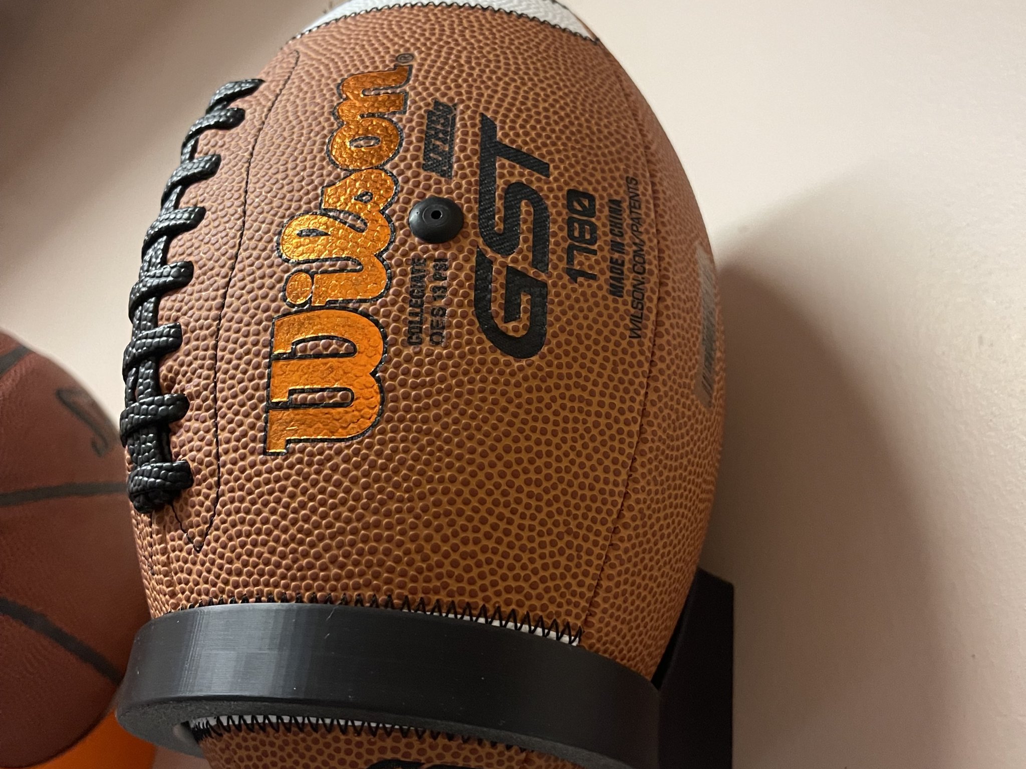 Giá đỡ bóng bầu dục treo tường theo chiều dọc