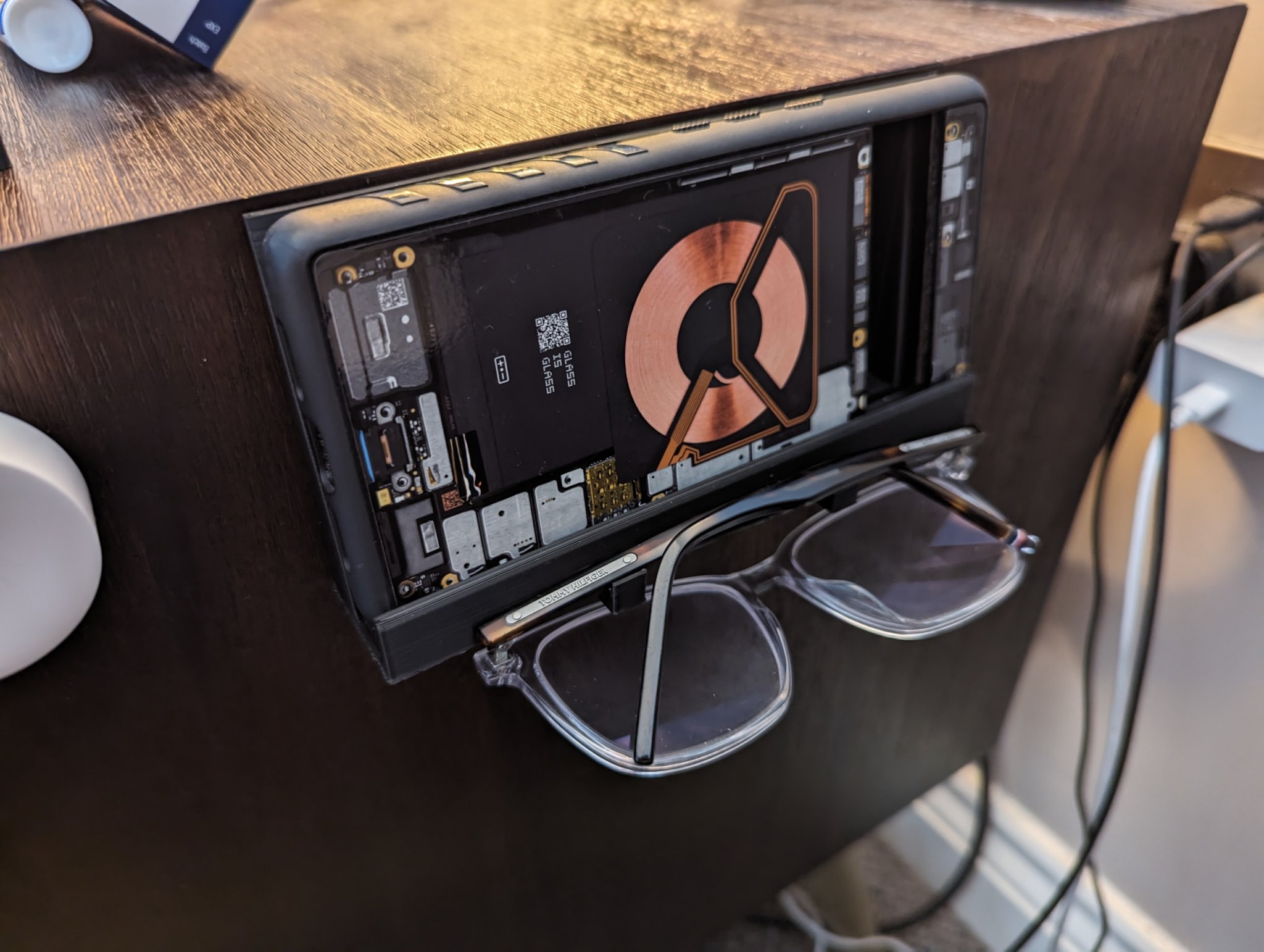 Giá đỡ điện thoại và kính để bàn tiện lợi