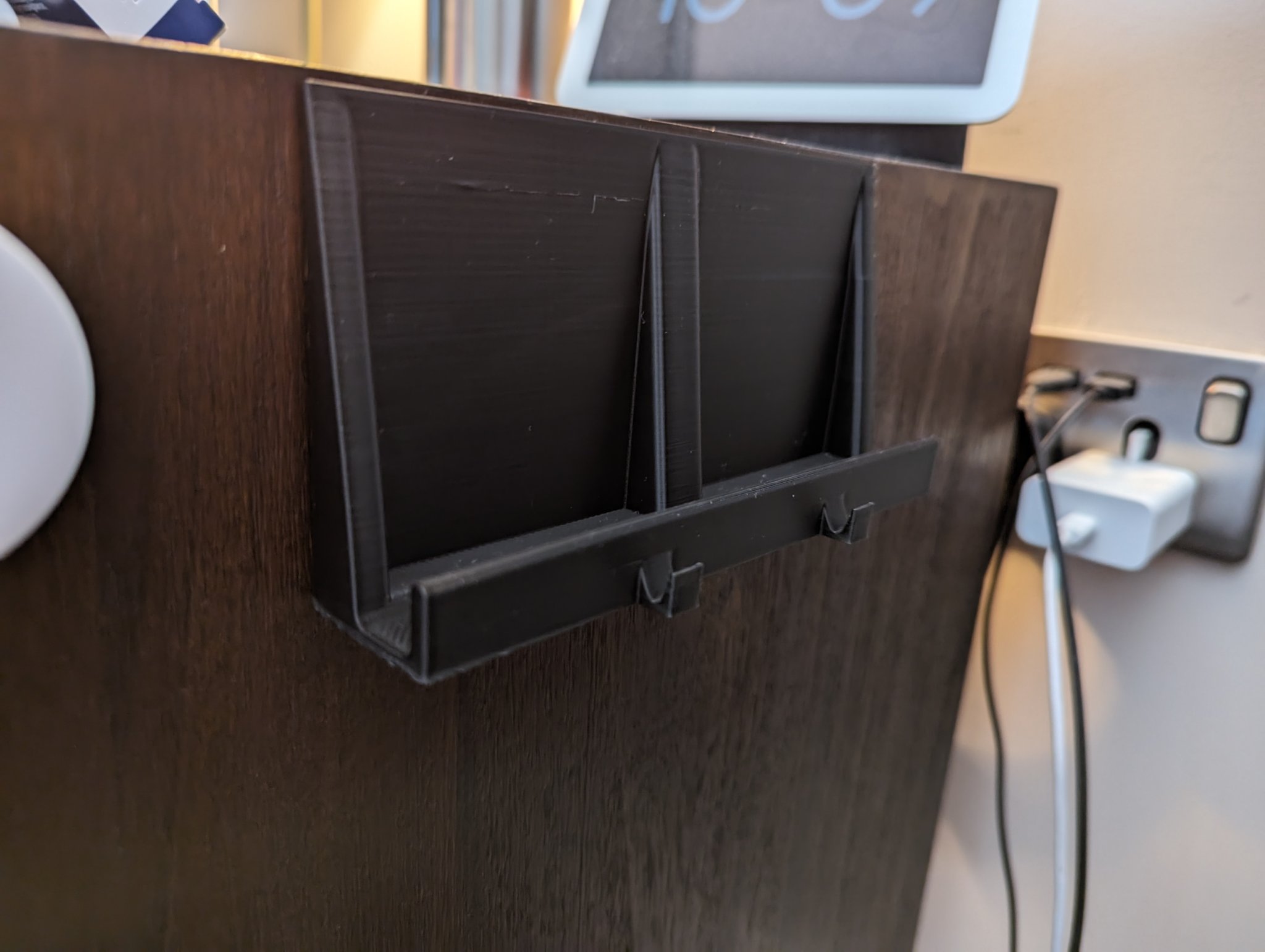 Giá đỡ điện thoại và kính để bàn tiện lợi