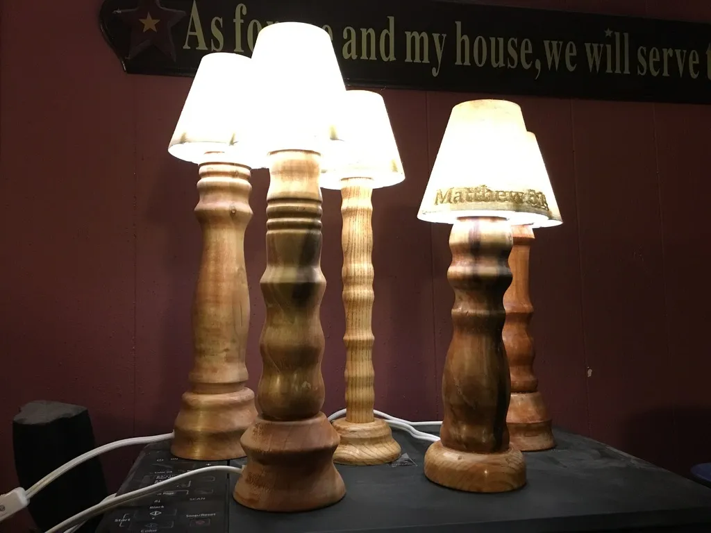 Chao đèn LED nhỏ với chao đèn gỗ thủ công