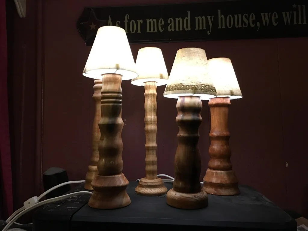 Chao đèn LED nhỏ với chao đèn gỗ thủ công