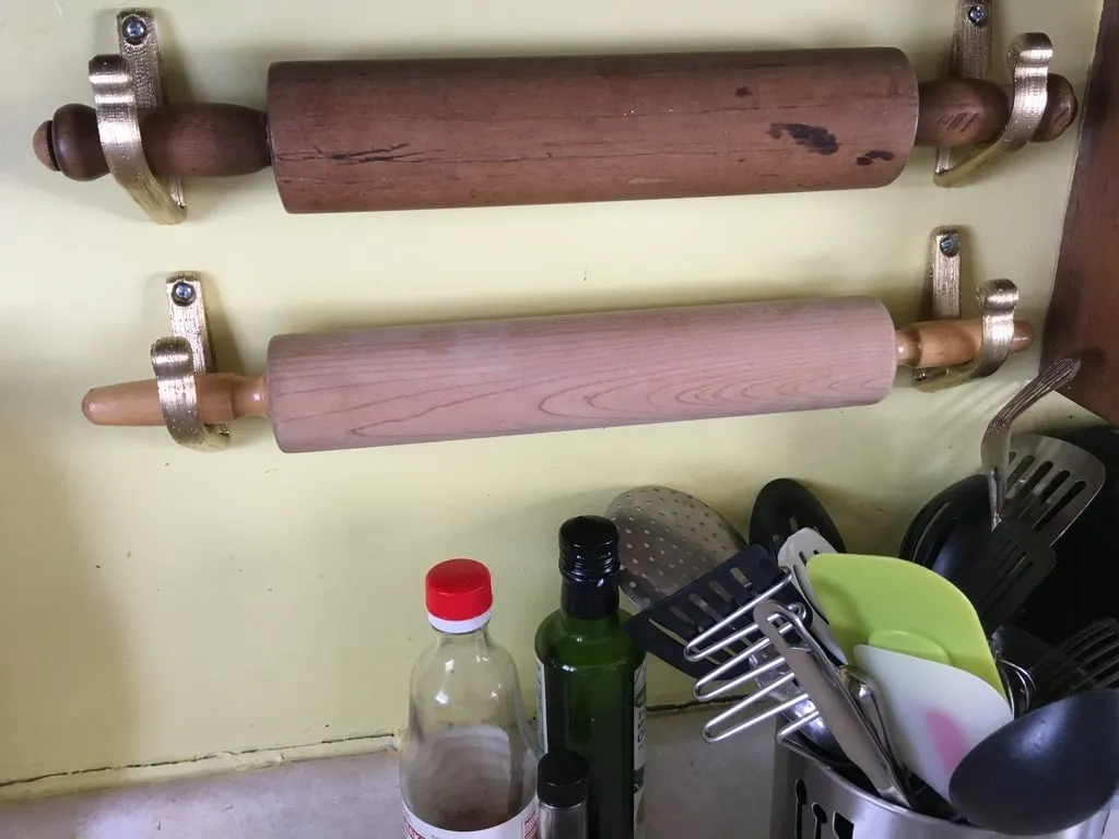 Giá treo cho cây cán bột của bà cố vợ tôi