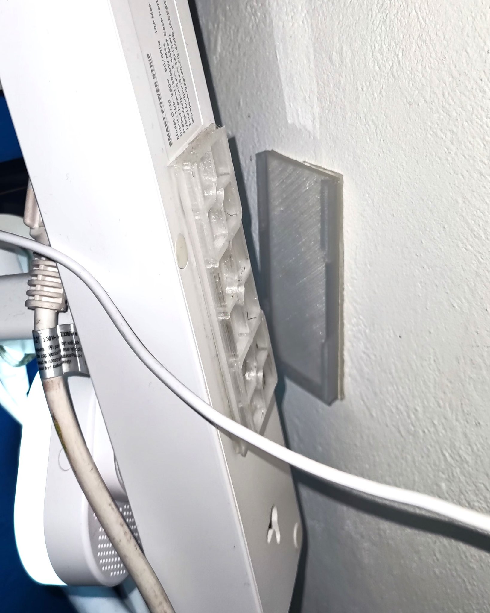 Giá đỡ treo tường không khoan lỗ với tổ chức dây cáp 3