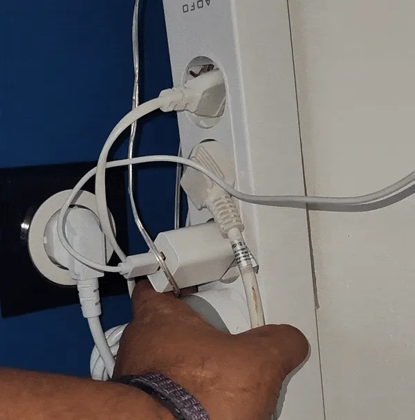 Giá đỡ treo tường không khoan lỗ với tổ chức dây cáp 3