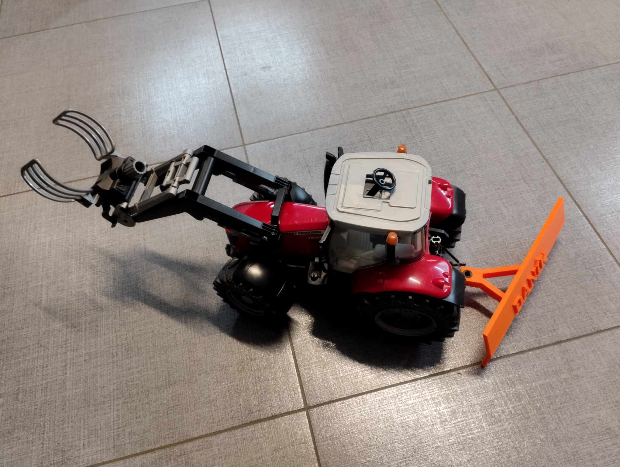 Công cụ xúc tuyết Bruder cho xe kéo